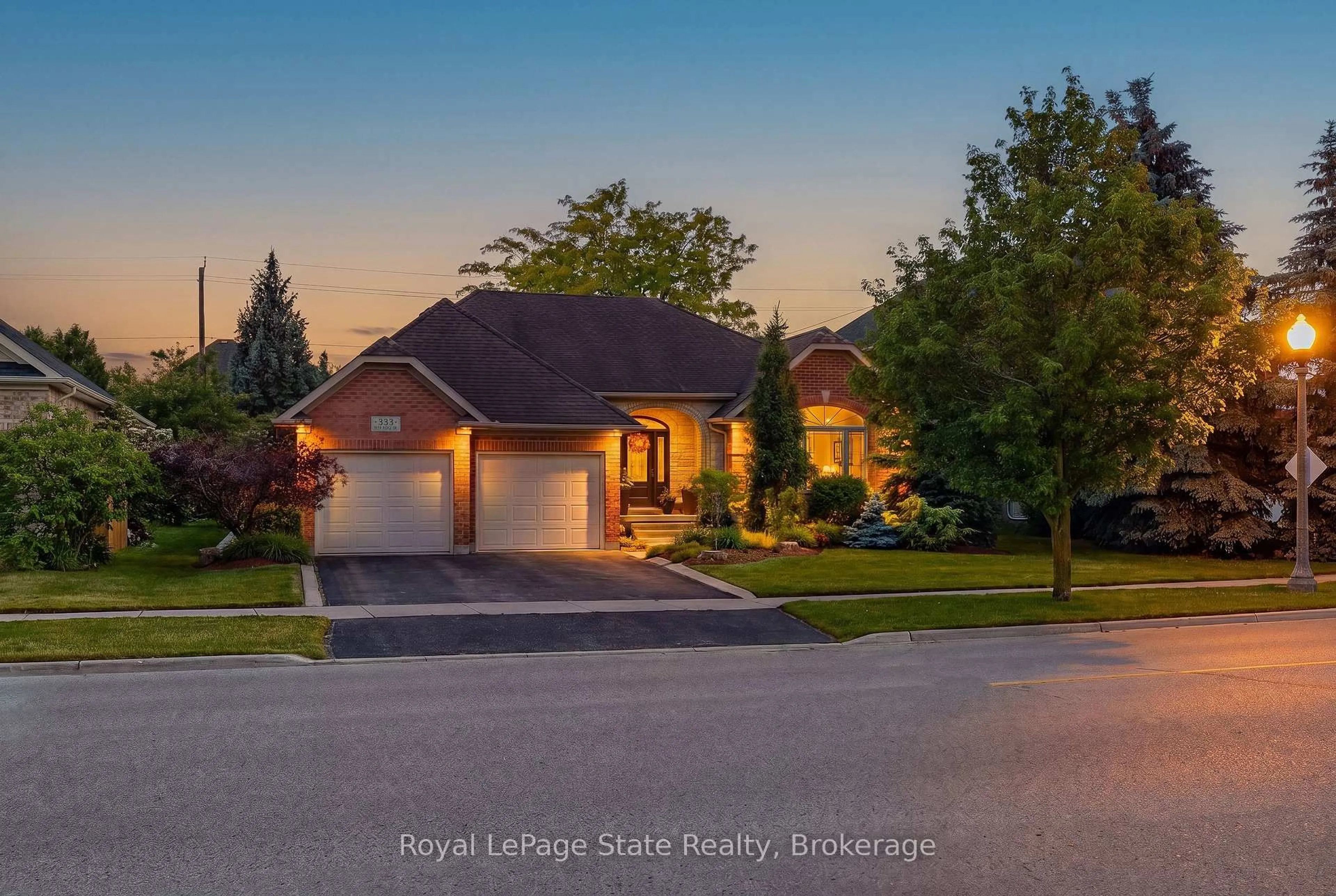 A pic from outside/outdoor area/front of a property/back of a property/a pic from drone, street for 333 Deer Ridge Dr, Kitchener Ontario N2P 2K6
