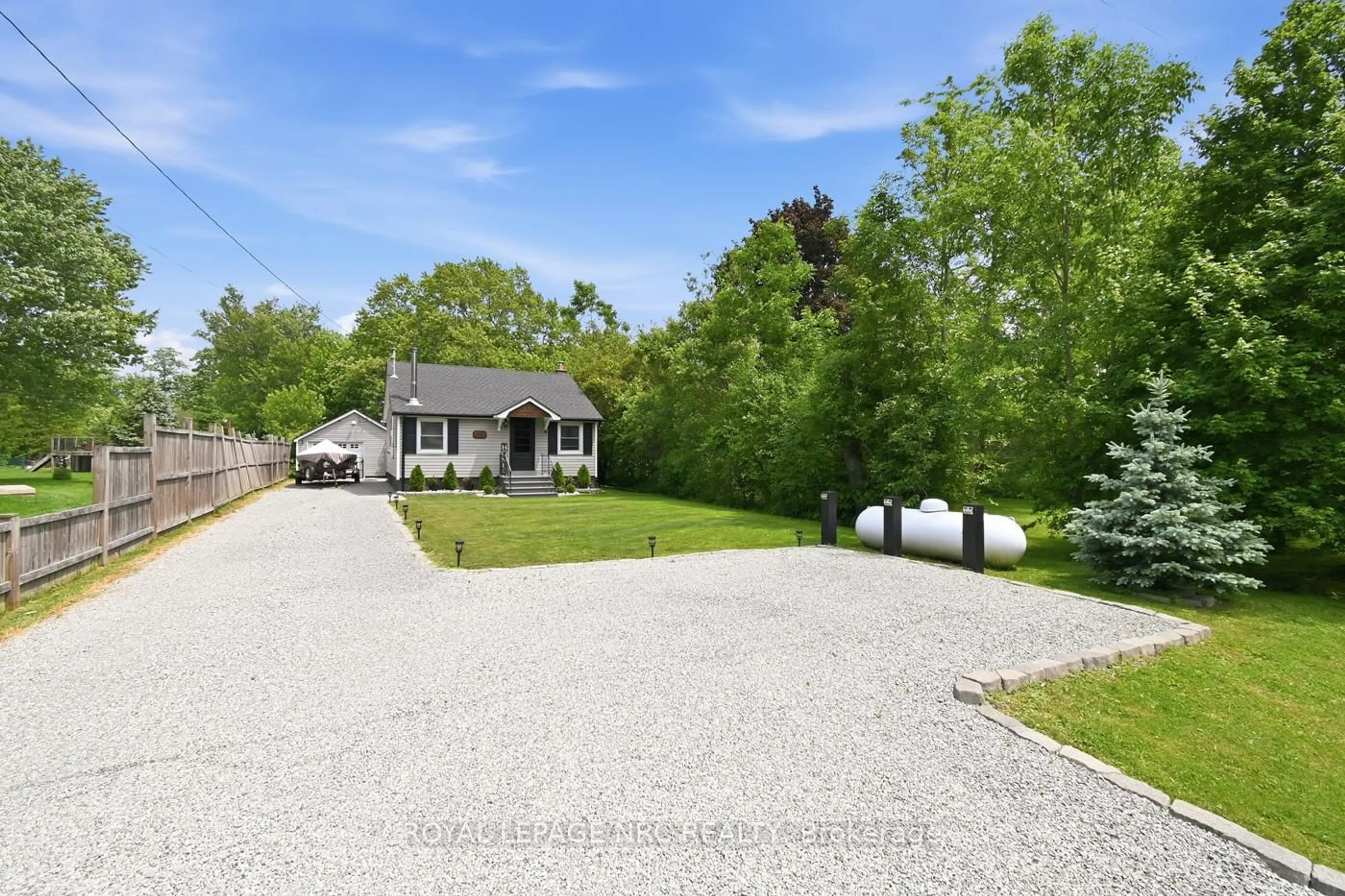 A pic from outside/outdoor area/front of a property/back of a property/a pic from drone, street for 150 Mathews Rd, Fort Erie Ontario L0S 1R0
