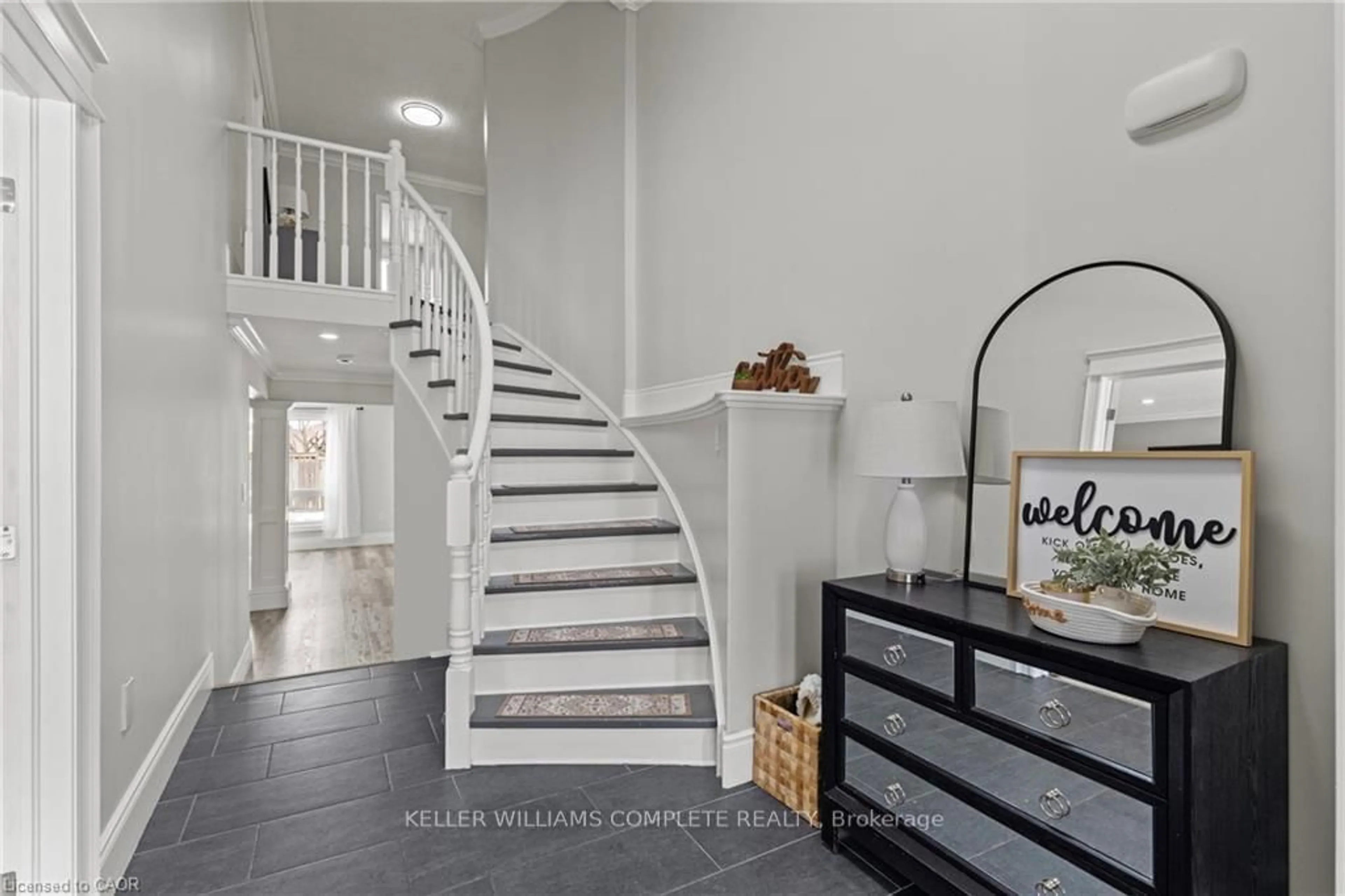 Indoor entryway for 27 BARBARA Crt, Hamilton Ontario L8W 2M1