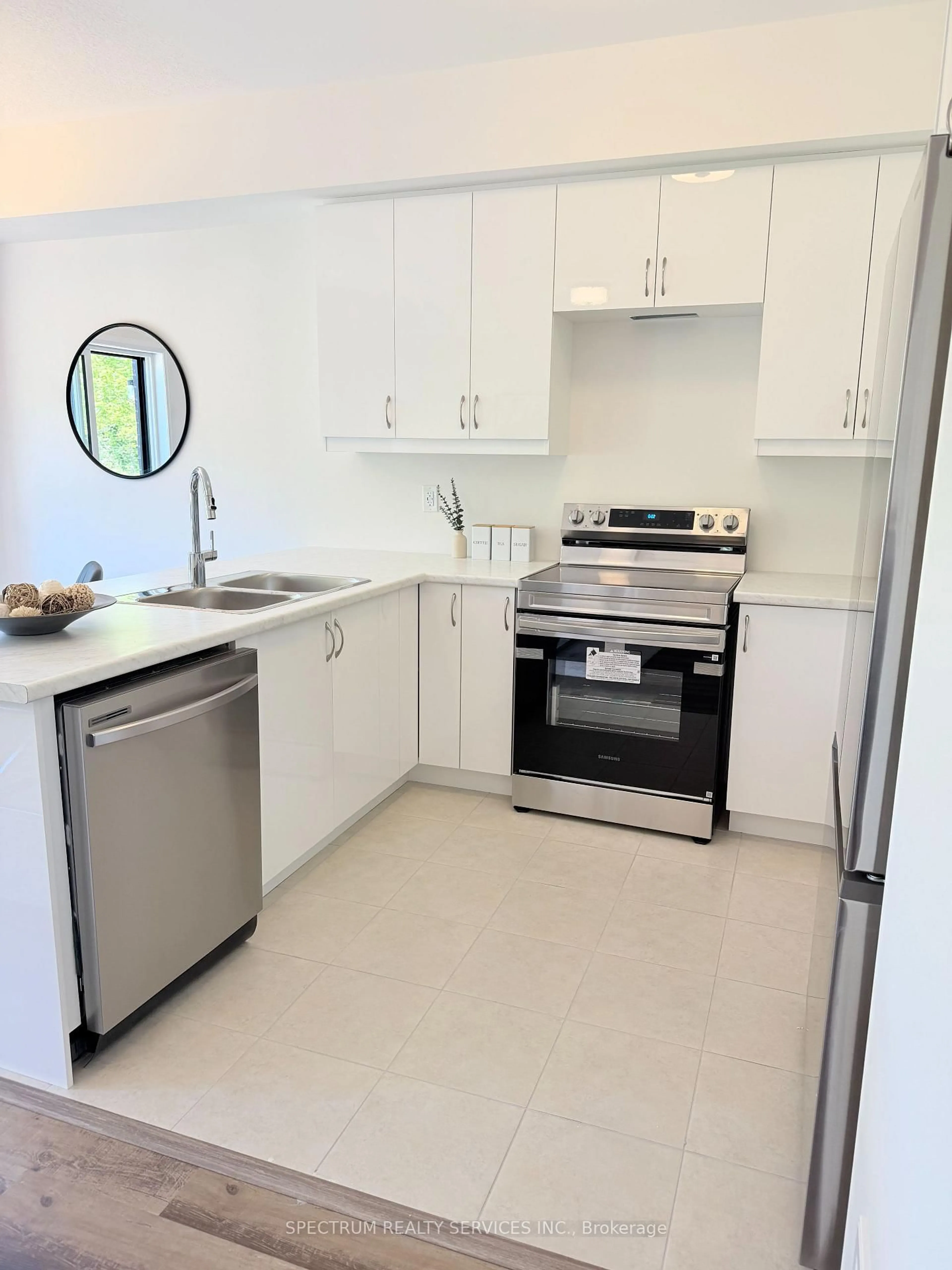 Standard kitchen, ceramic/tile floor for 660 Colborne St #27, Brantford Ontario N3T 0Y7