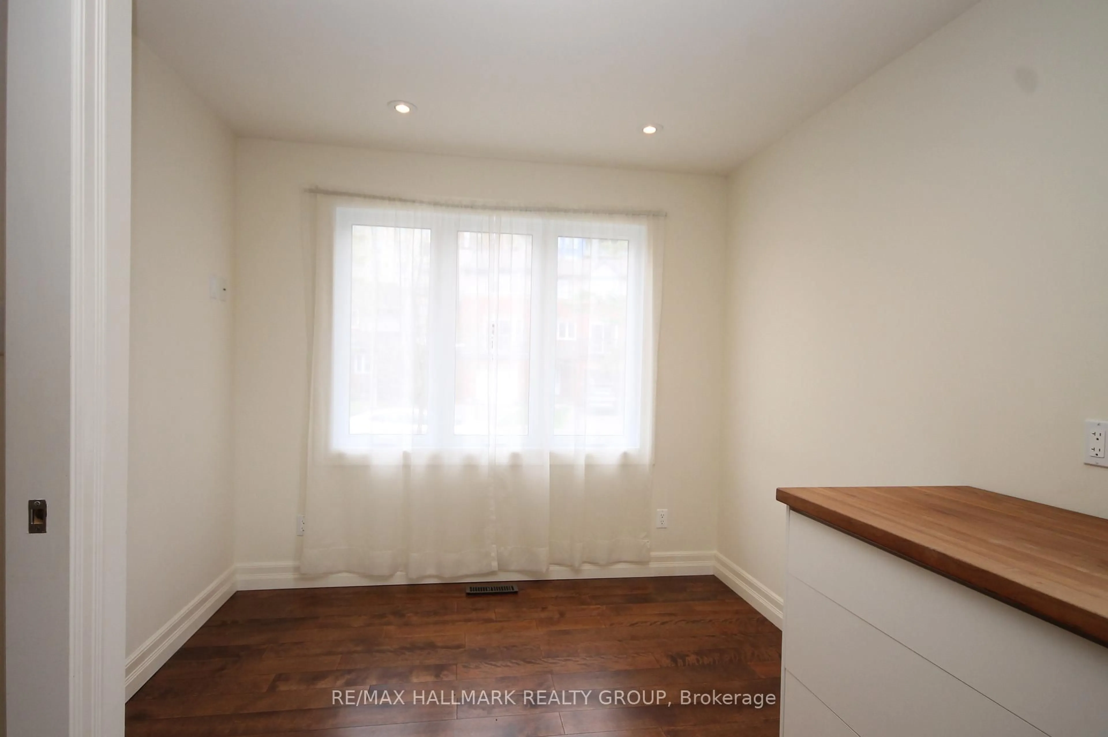 A pic of a room for 204 Dunbarton Crt, Ottawa Ontario K1K 4L7