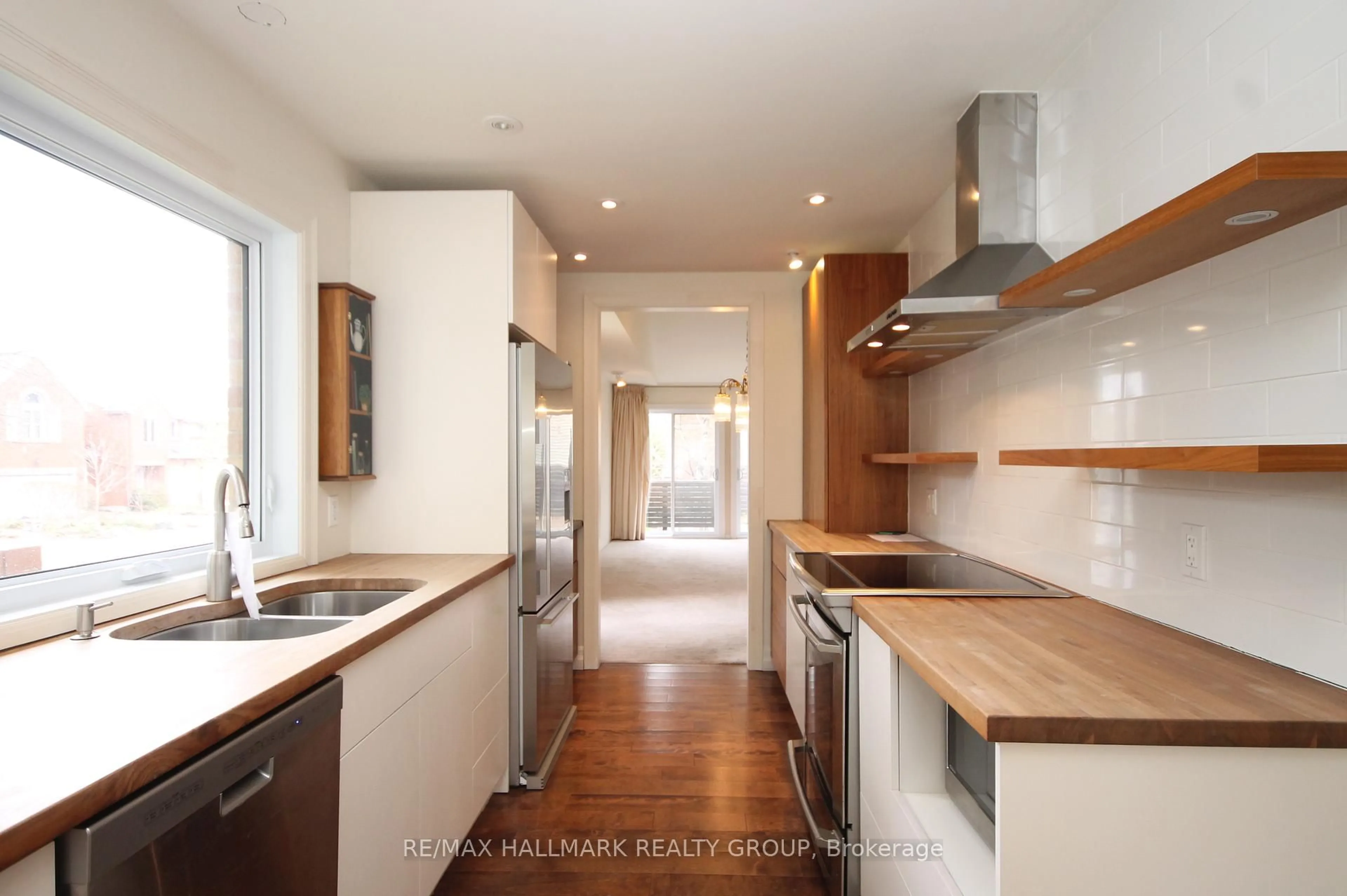 Standard kitchen, wood/laminate floor for 204 Dunbarton Crt, Ottawa Ontario K1K 4L7