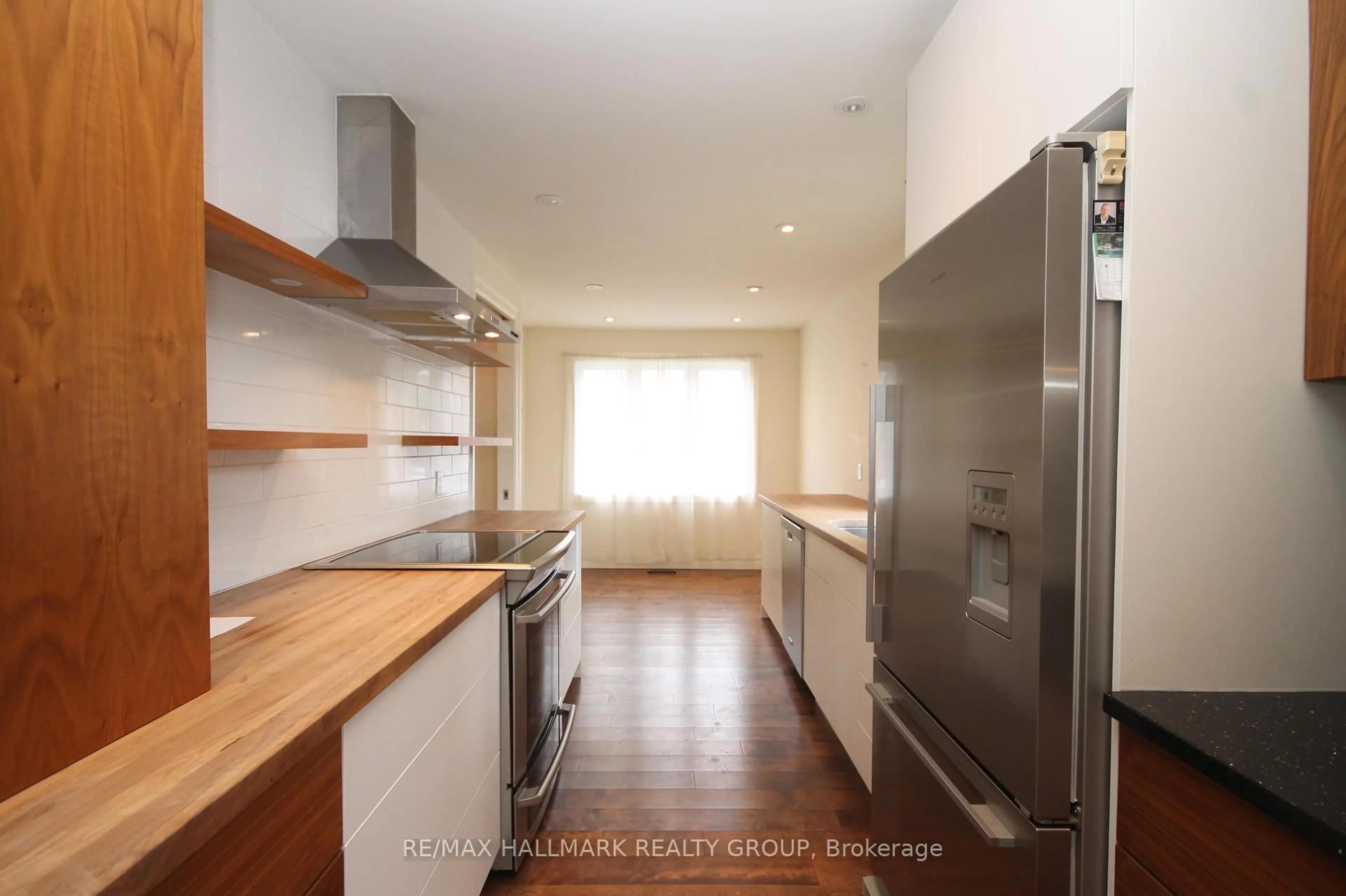 Standard kitchen, wood/laminate floor for 204 Dunbarton Crt, Ottawa Ontario K1K 4L7