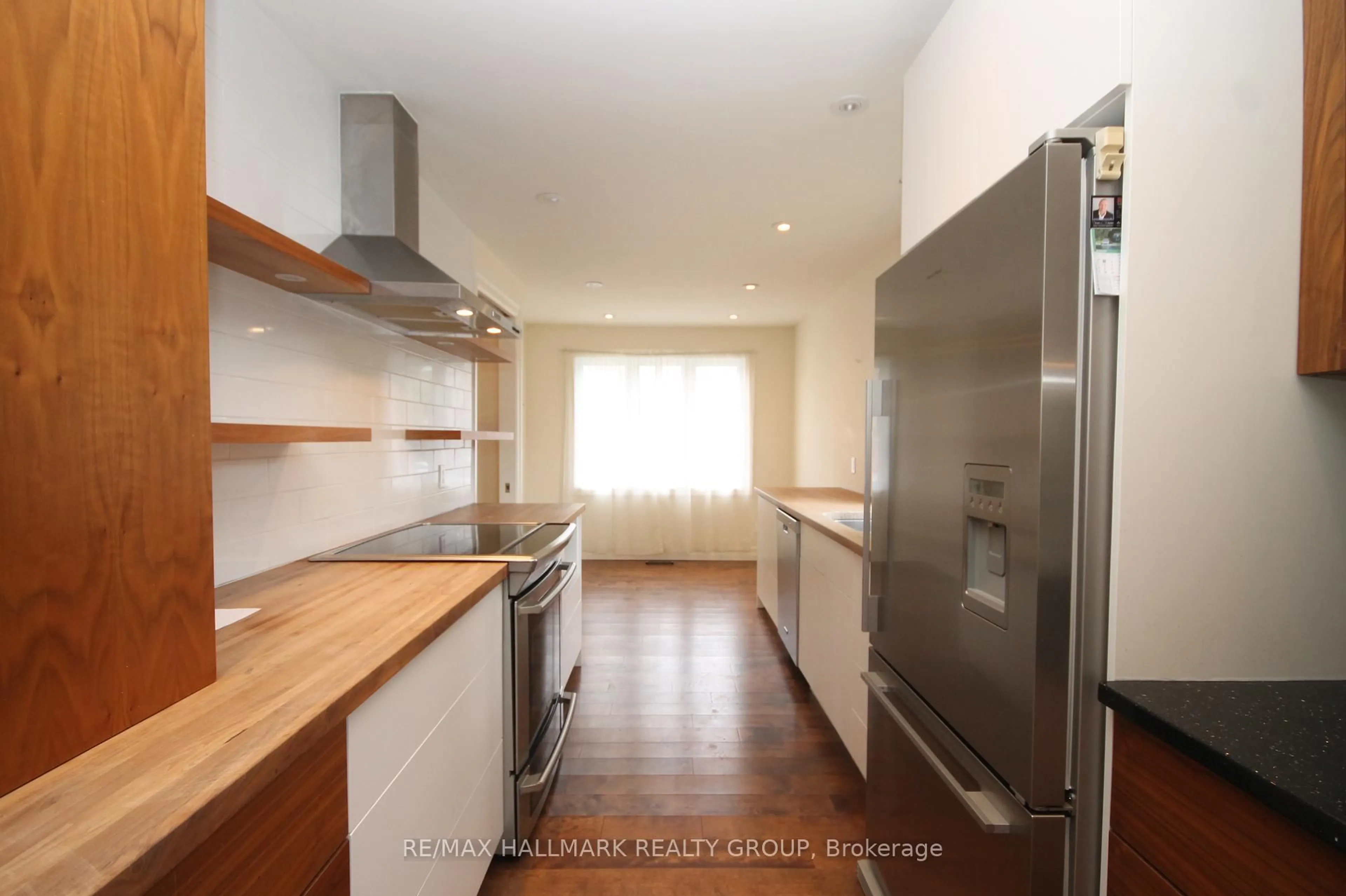 Standard kitchen, wood/laminate floor for 204 Dunbarton Crt, Ottawa Ontario K1K 4L7
