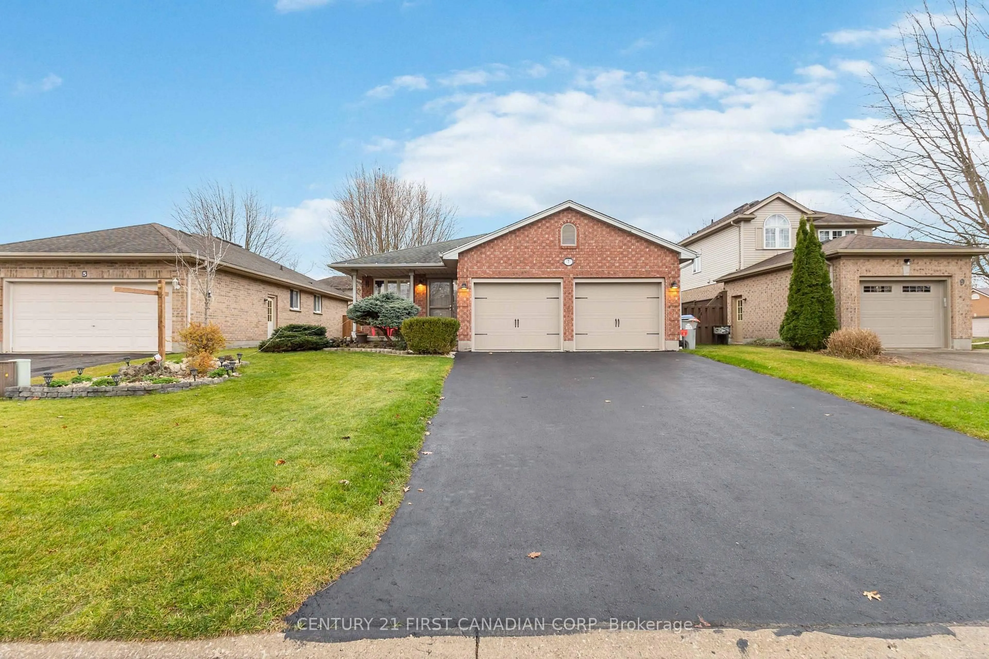 A pic from outside/outdoor area/front of a property/back of a property/a pic from drone, street for 7 Juniper Cres, Strathroy-Caradoc Ontario N7G 4C1