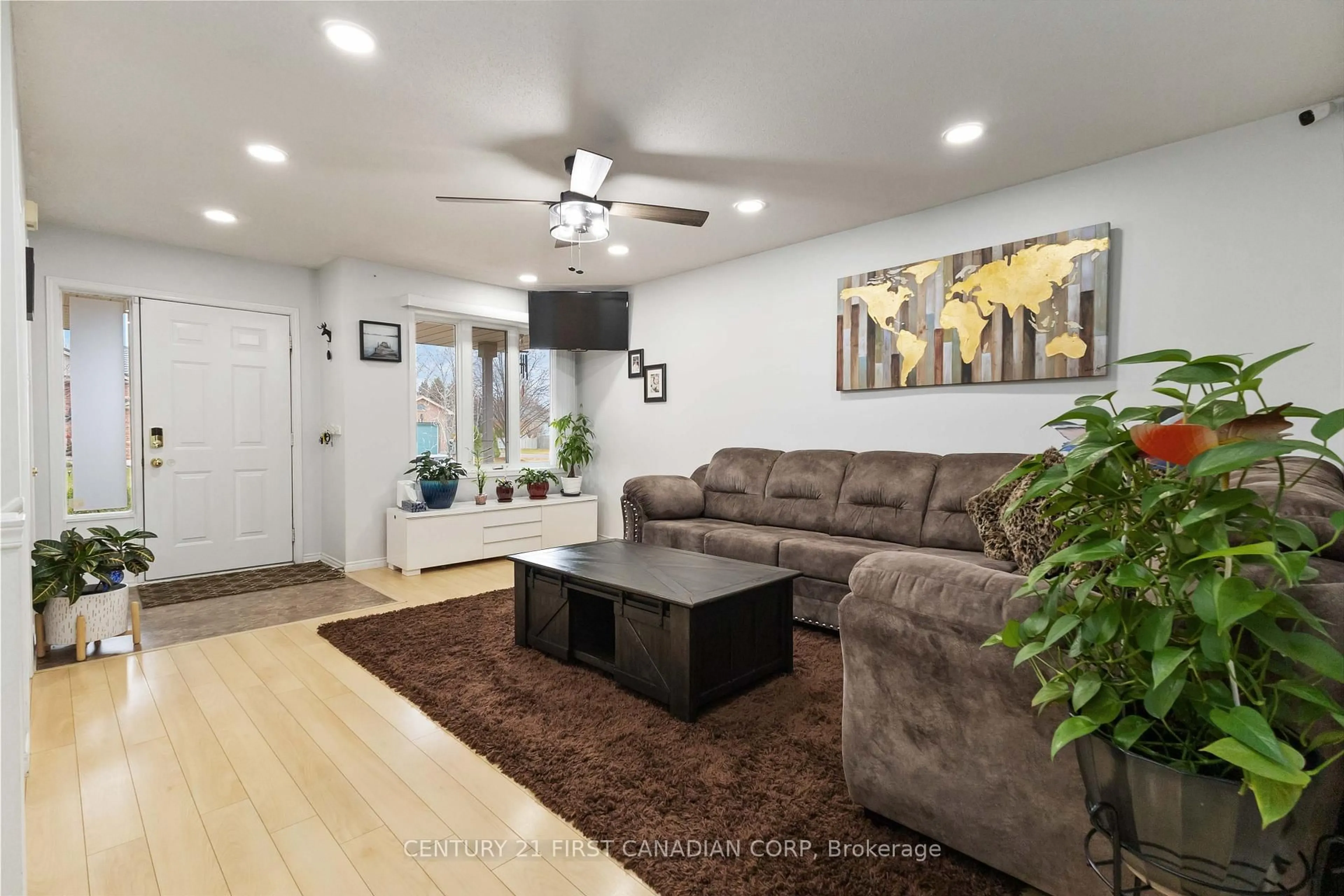 Living room with furniture, unknown for 7 Juniper Cres, Strathroy-Caradoc Ontario N7G 4C1