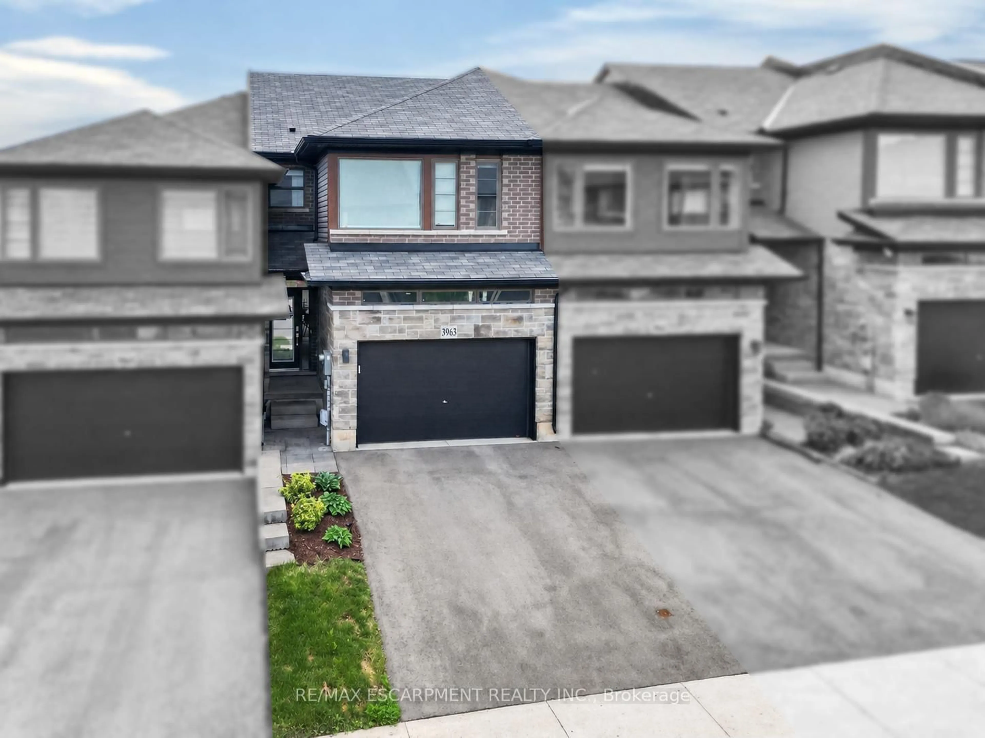 A pic from outside/outdoor area/front of a property/back of a property/a pic from drone, street for 3963 Crown St, Lincoln Ontario L3J 0T1