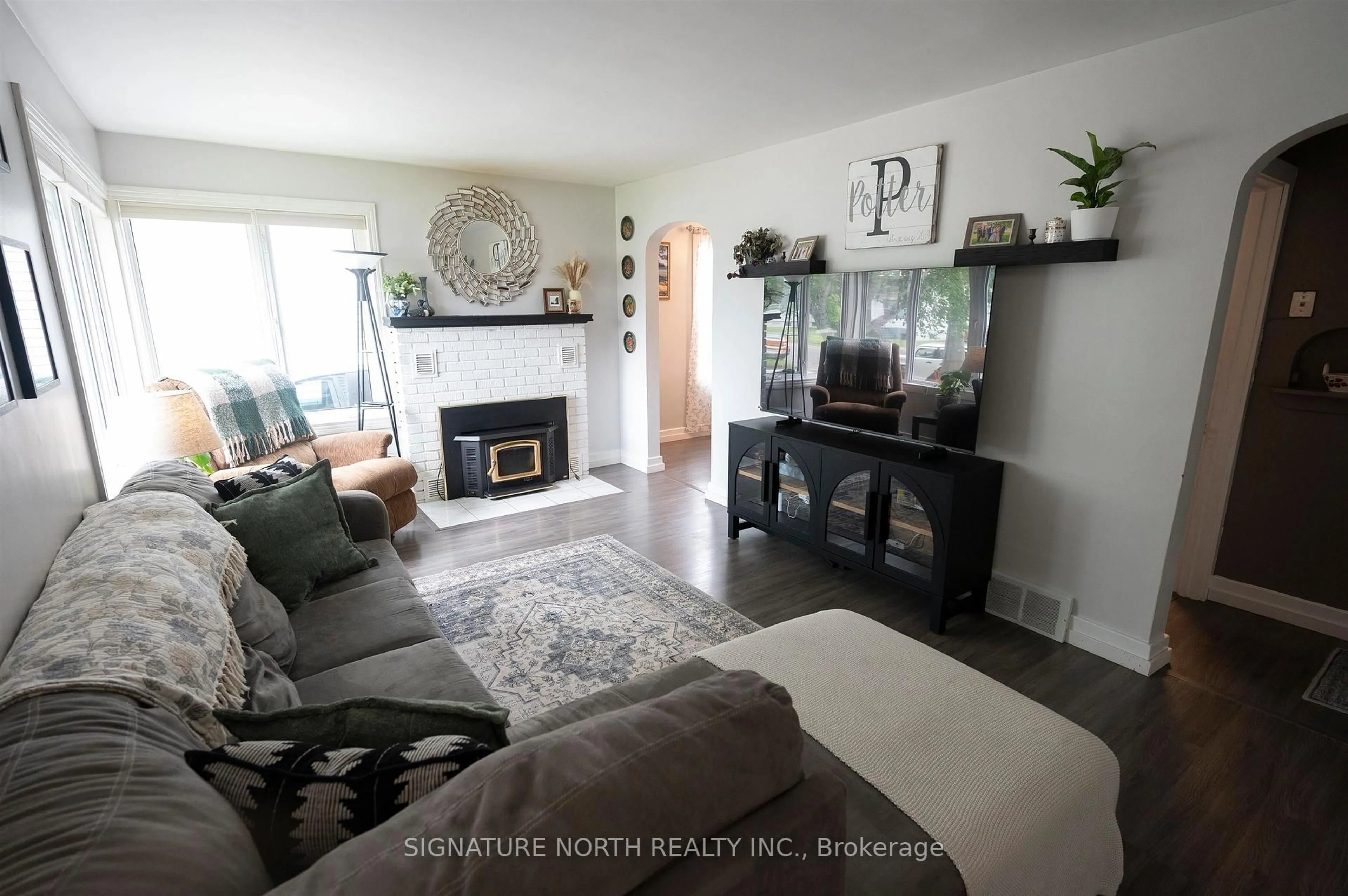Living room with furniture, unknown for 367 Empire Avenue East, Thunder Bay Ontario P7E 4S2
