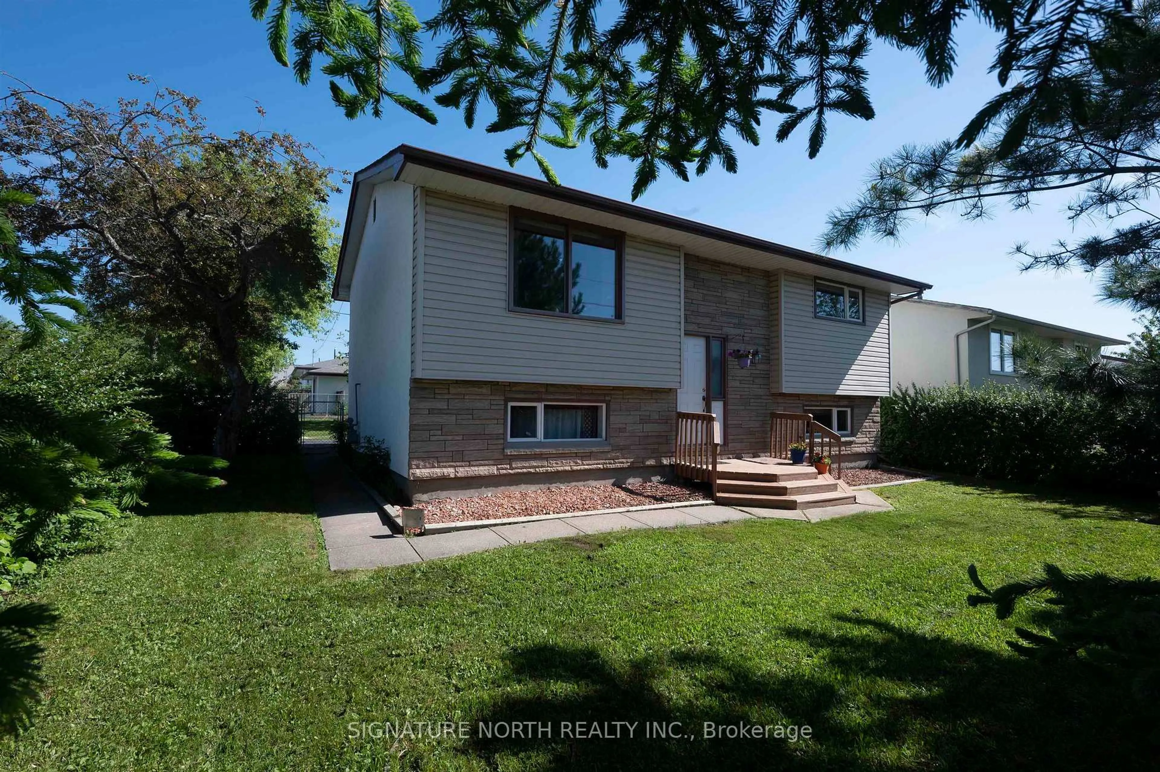 Home with vinyl exterior material, street for 936 Huron Avenue, Thunder Bay Ontario P7A 6L3