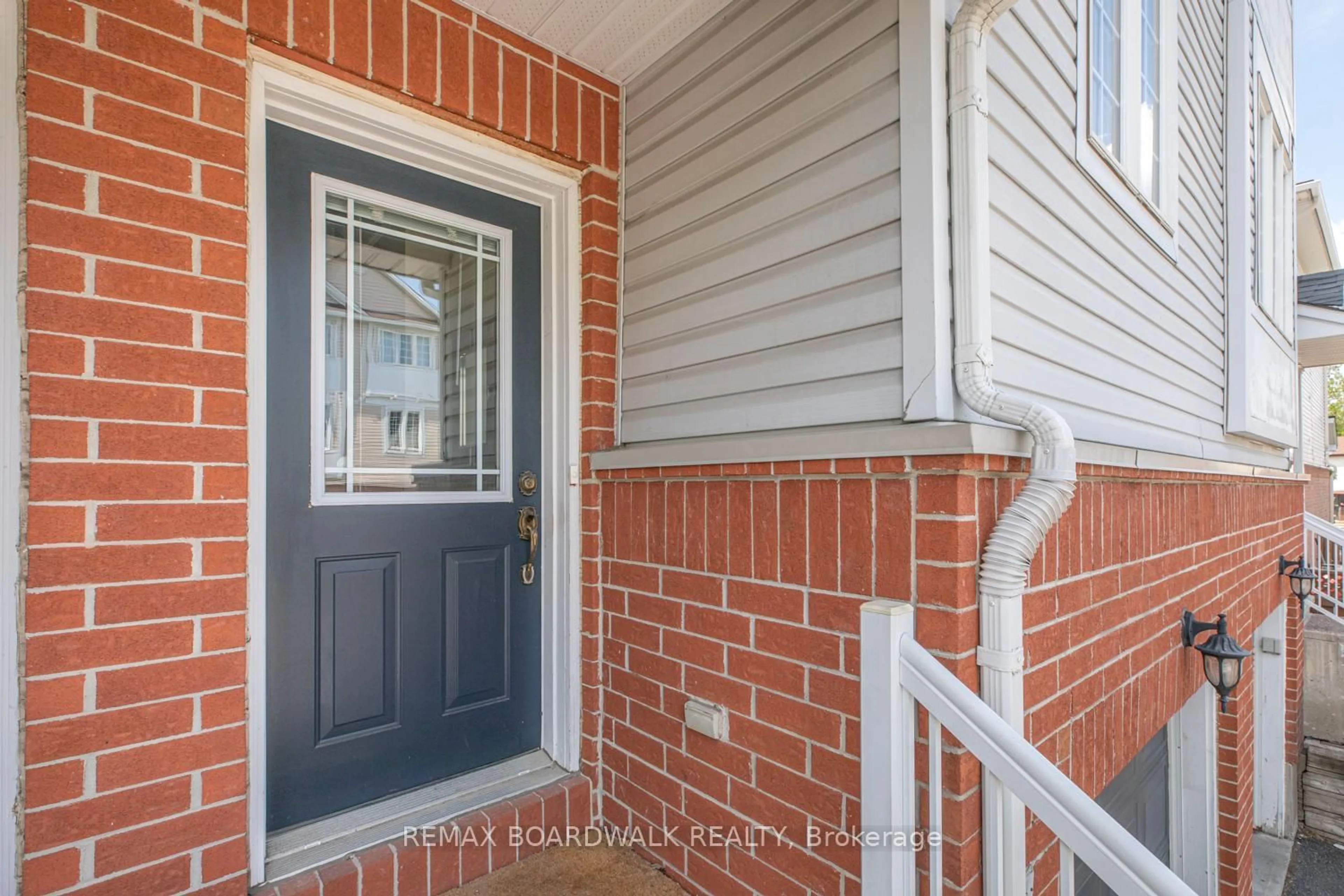 Indoor entryway for 112 Wharhol Private, Ottawa Ontario K2H 1G6