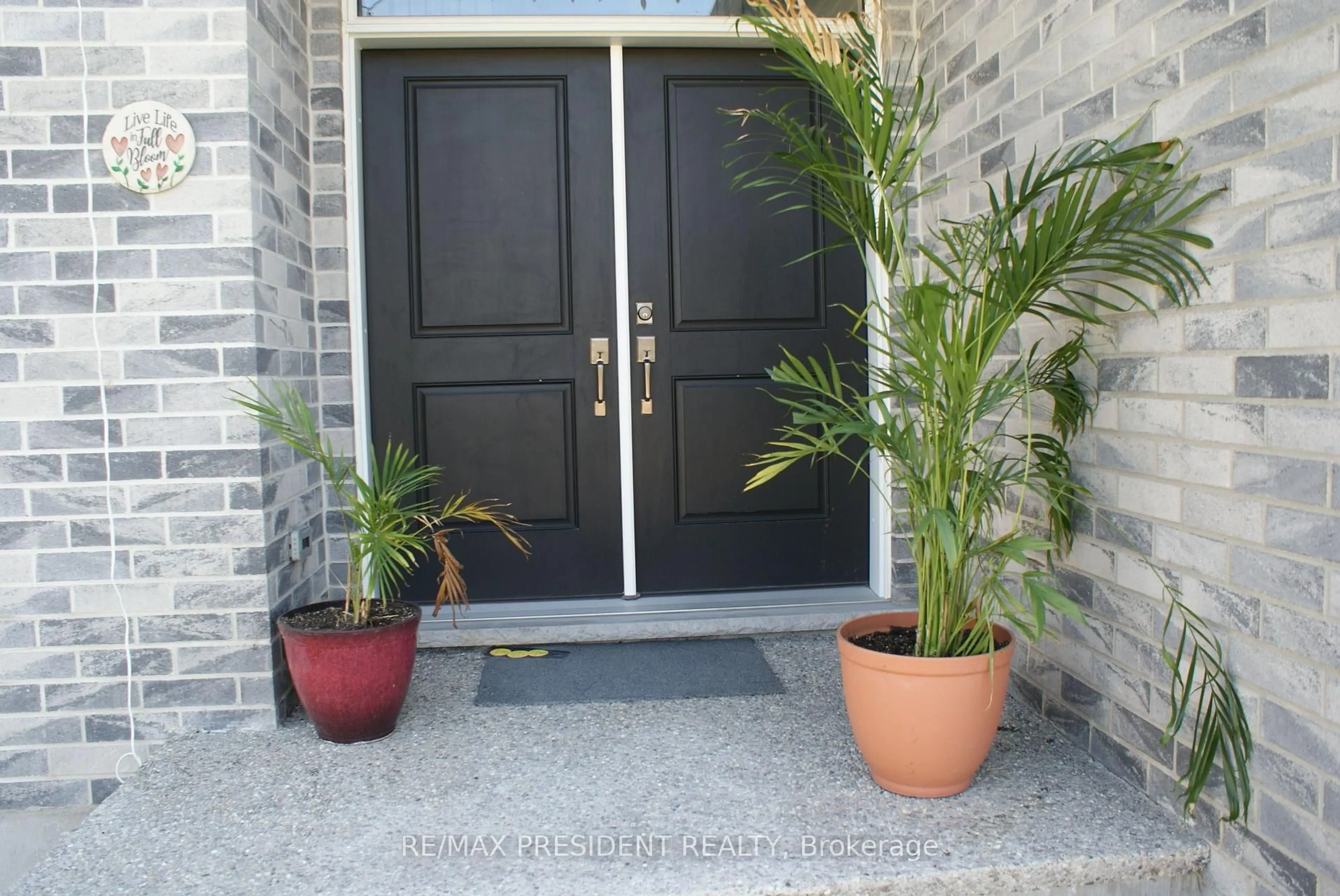 Indoor entryway for 29 Burton St, East Zorra-Tavistock Ontario N0J 1M0