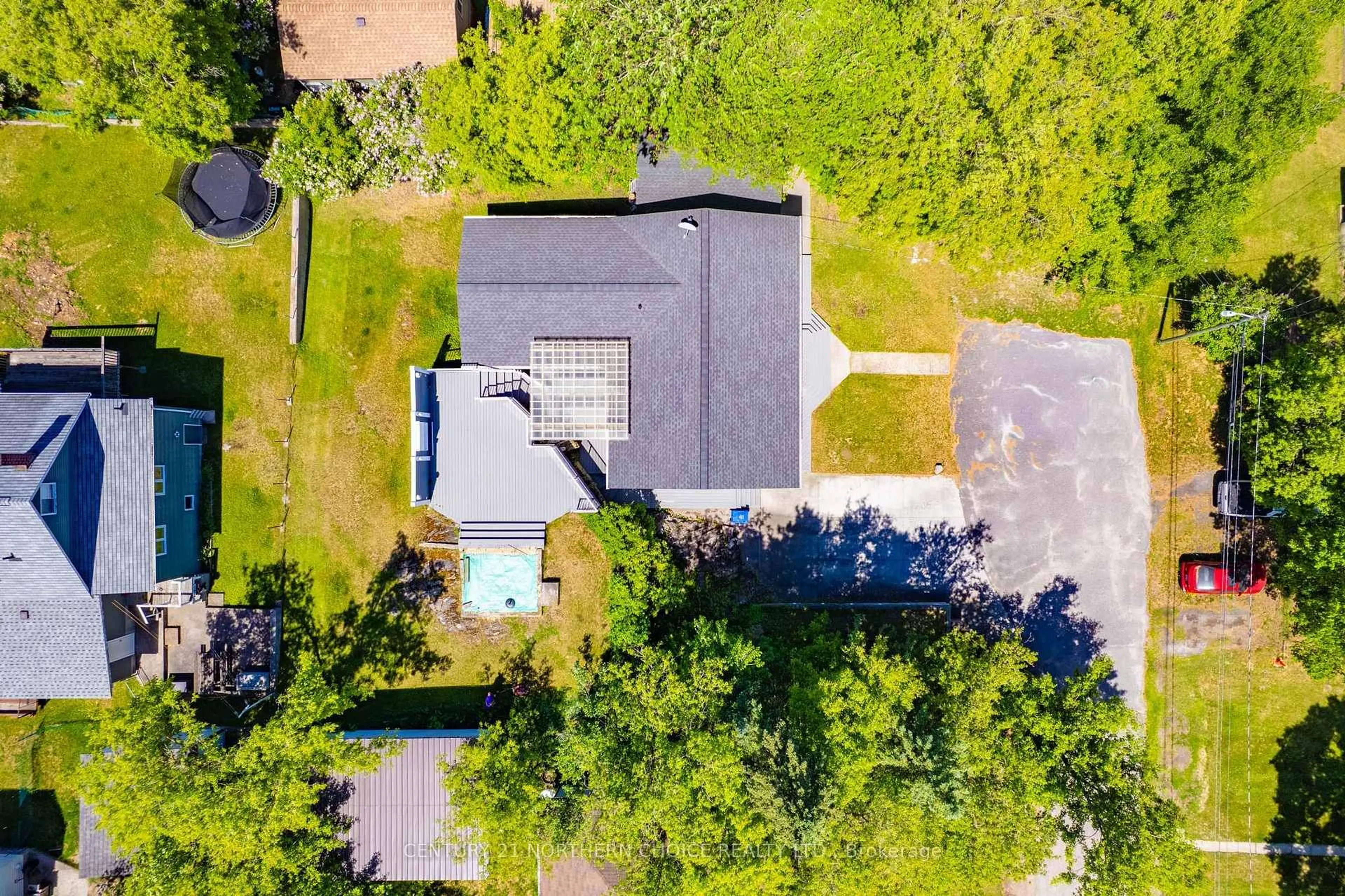 A pic from outside/outdoor area/front of a property/back of a property/a pic from drone, unknown for 316 Belle Avenue, Kenora Ontario P0X 1C0