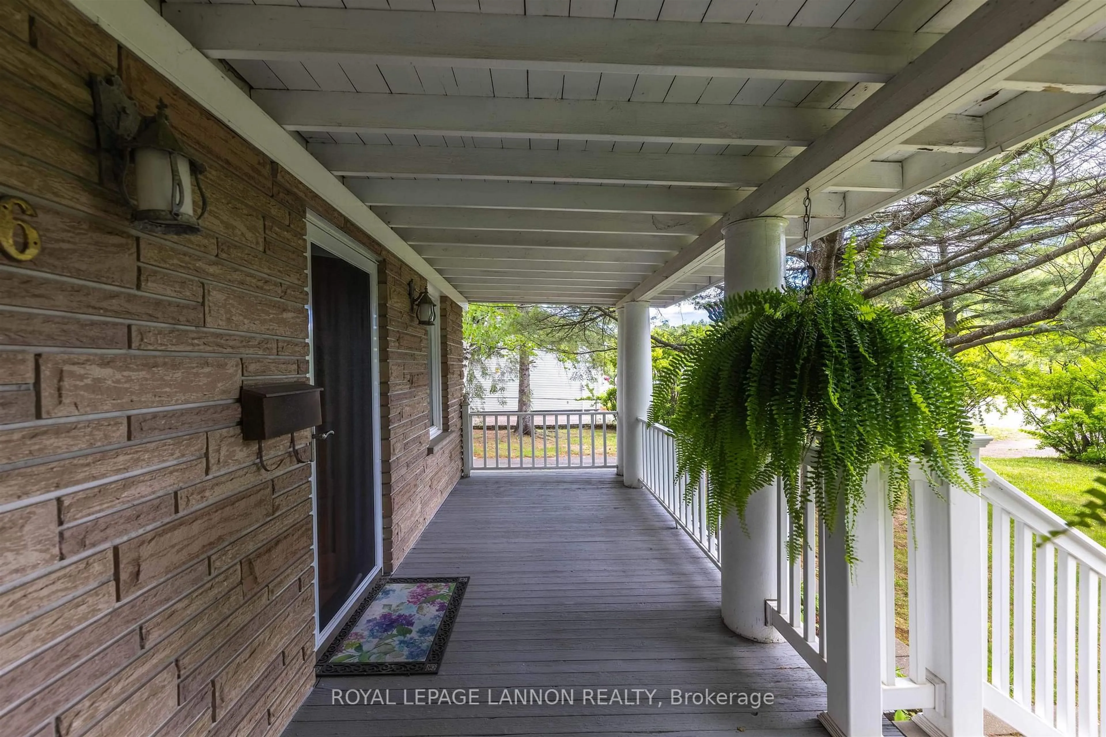 Indoor entryway for 136 Sherwood Dr, Thunder Bay Ontario P7B 6L1