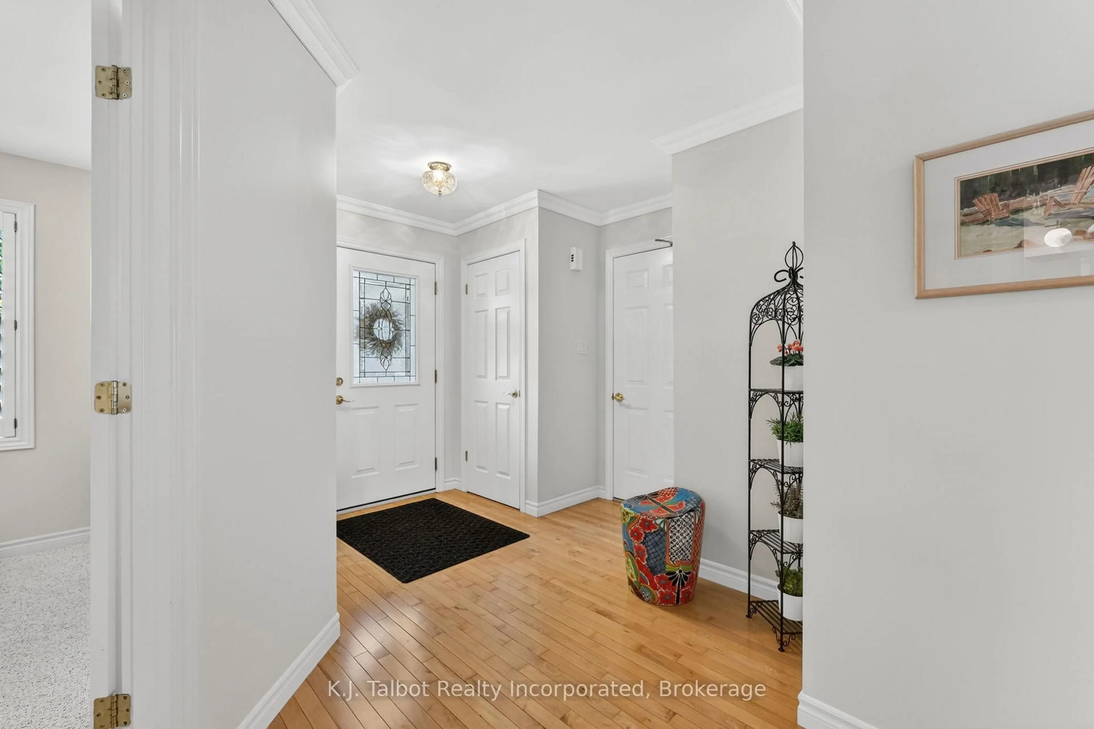 Indoor entryway for 297 Bethune Cres, Goderich Ontario N7A 4M6