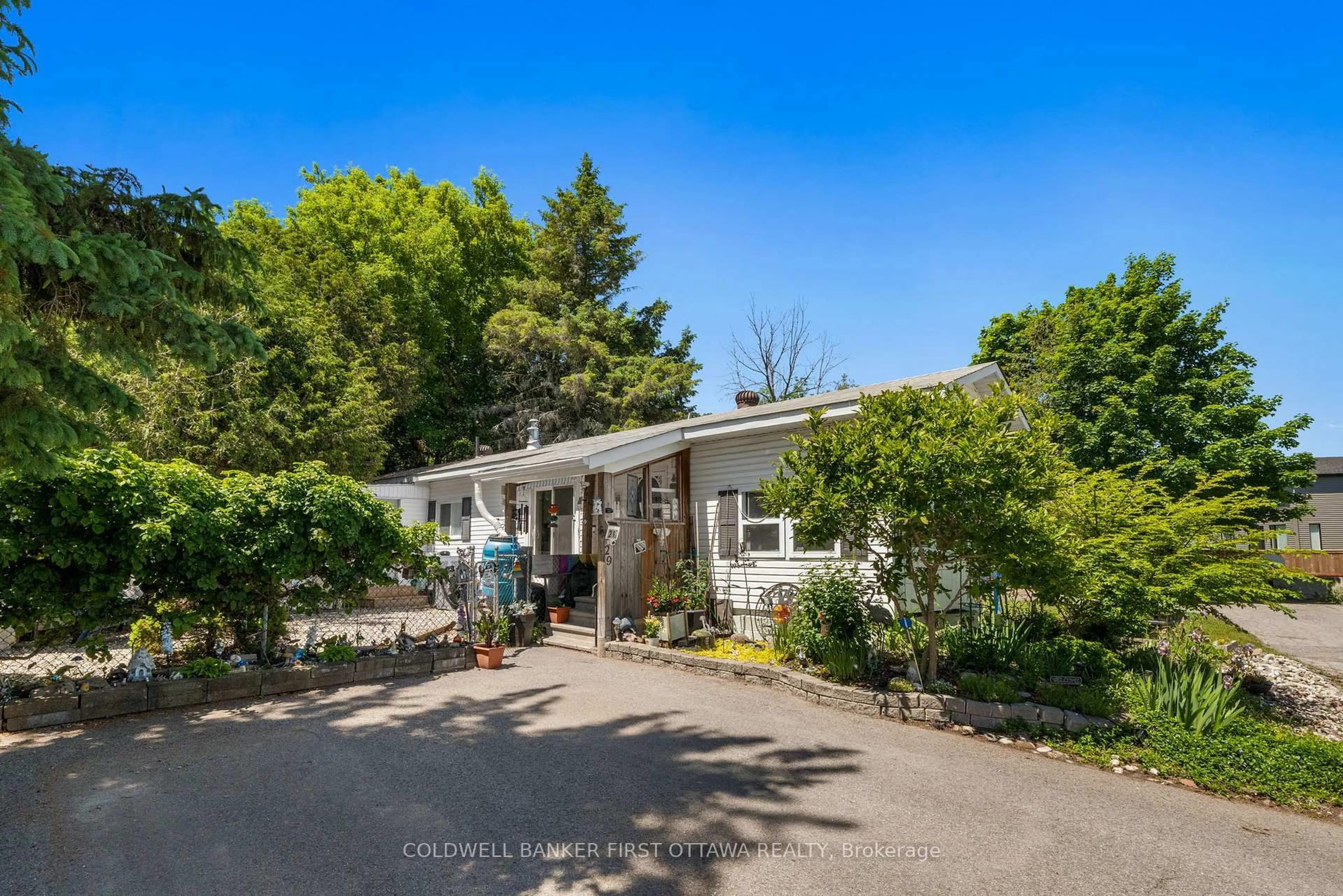 A pic from outside/outdoor area/front of a property/back of a property/a pic from drone, unknown for 29 Cloverloft Crt, Stittsville Ontario K2S 1T3