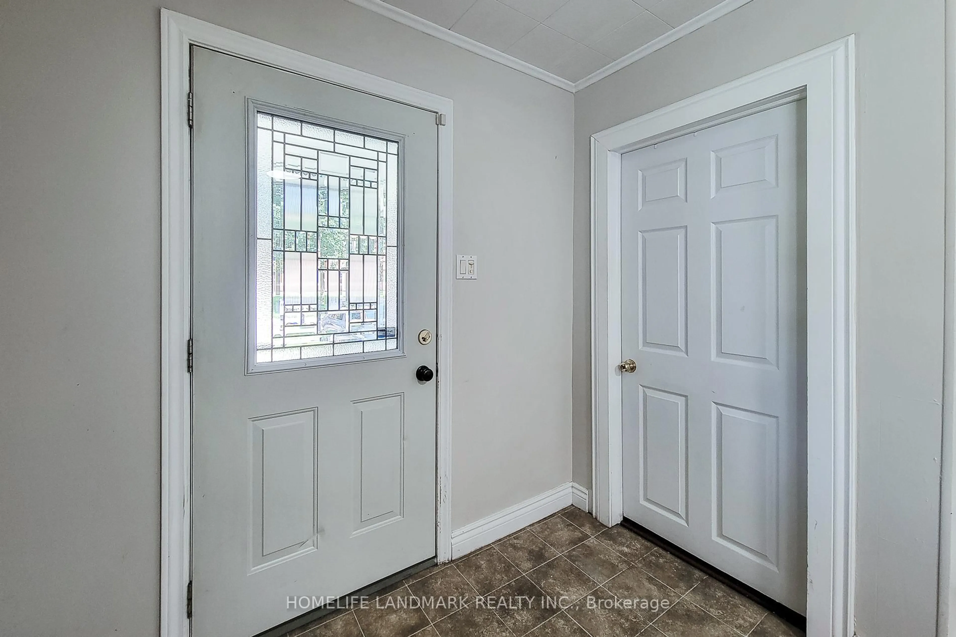 Indoor entryway for 242 Bowman St, Hamilton Ontario L8S 2V2