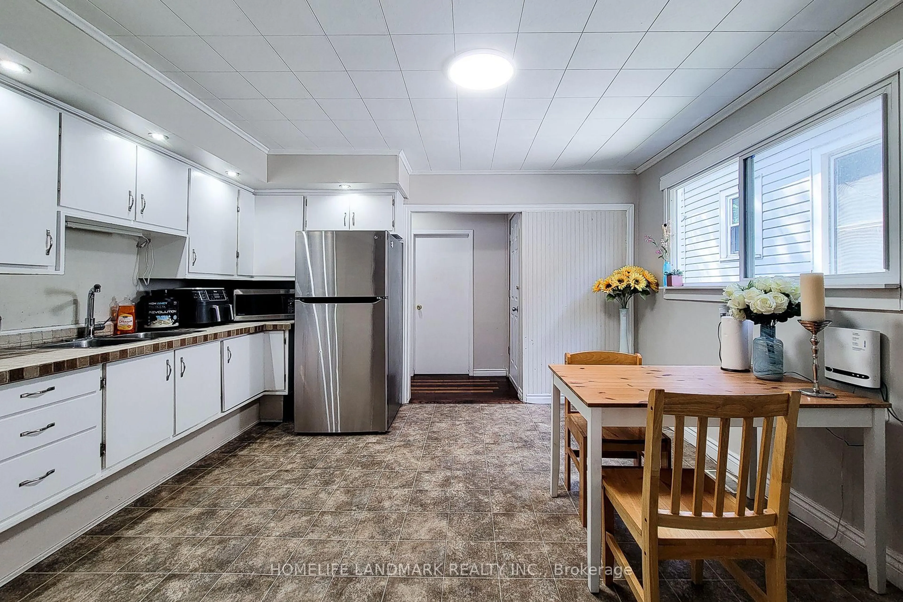 Standard kitchen, unknown for 242 Bowman St, Hamilton Ontario L8S 2V2