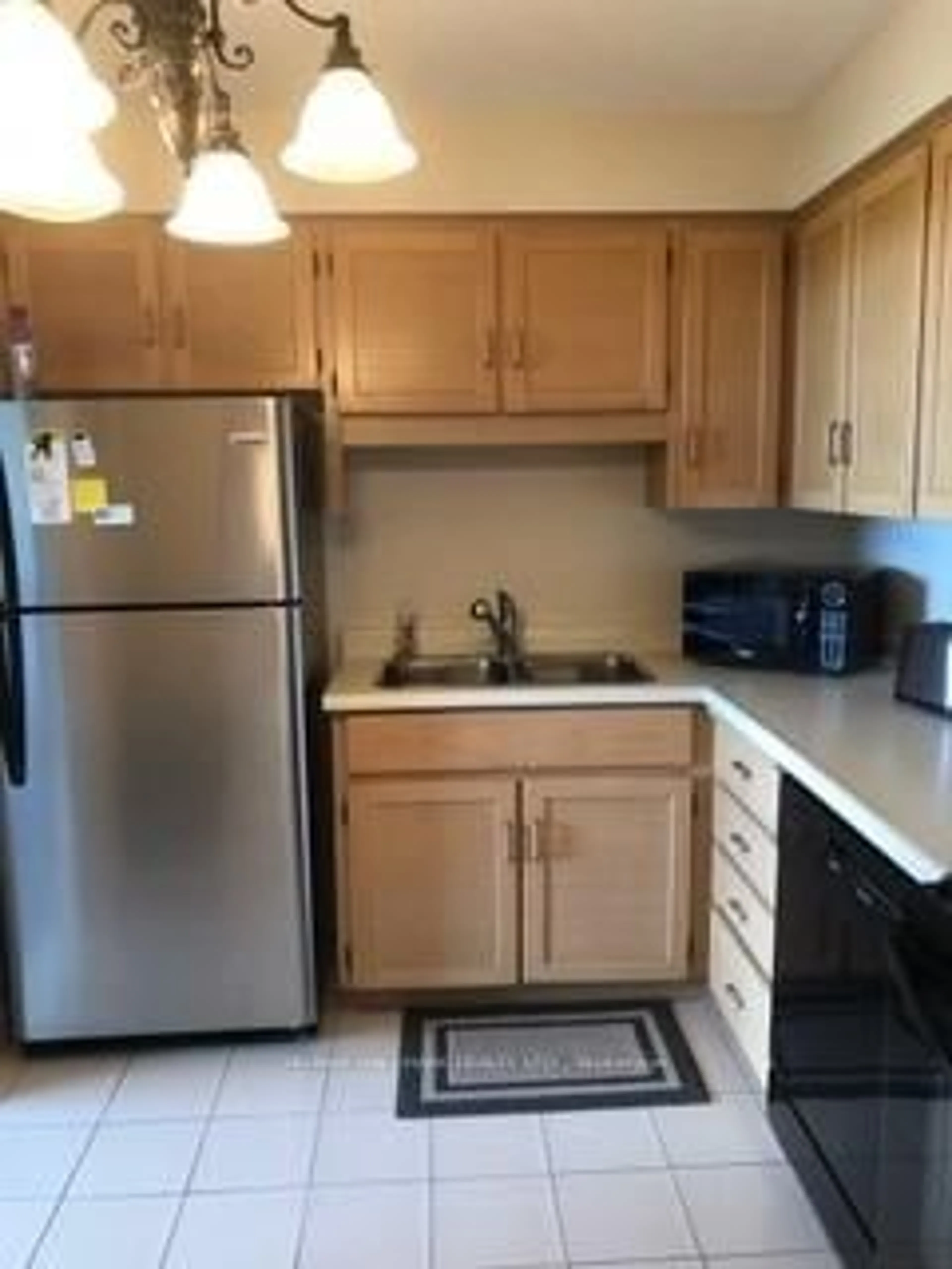 Standard kitchen, unknown for 695 Richmond St #1311, London East Ontario N6A 5M8