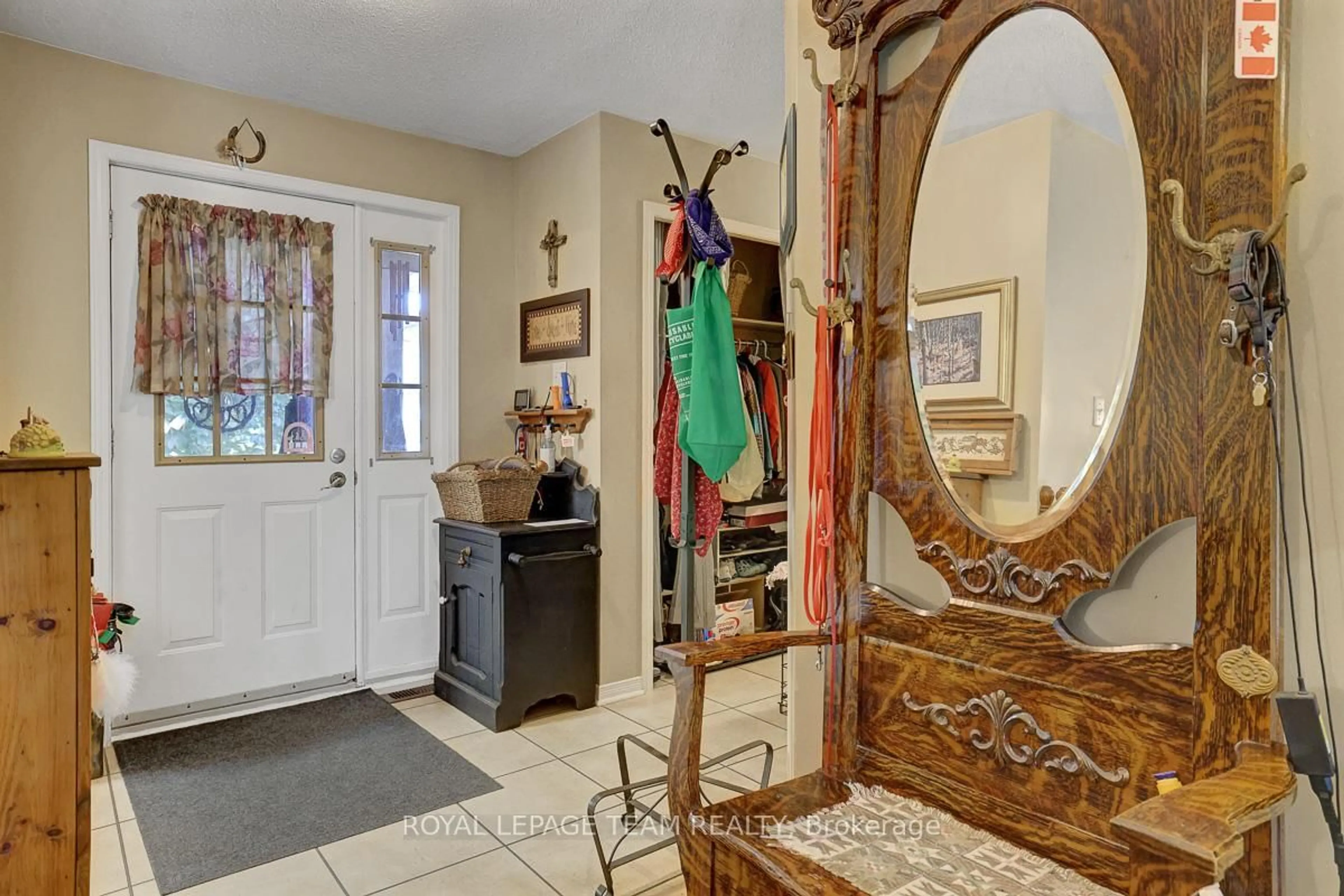 Indoor entryway for 110 Alfred St, North Grenville Ontario K0G 1J0