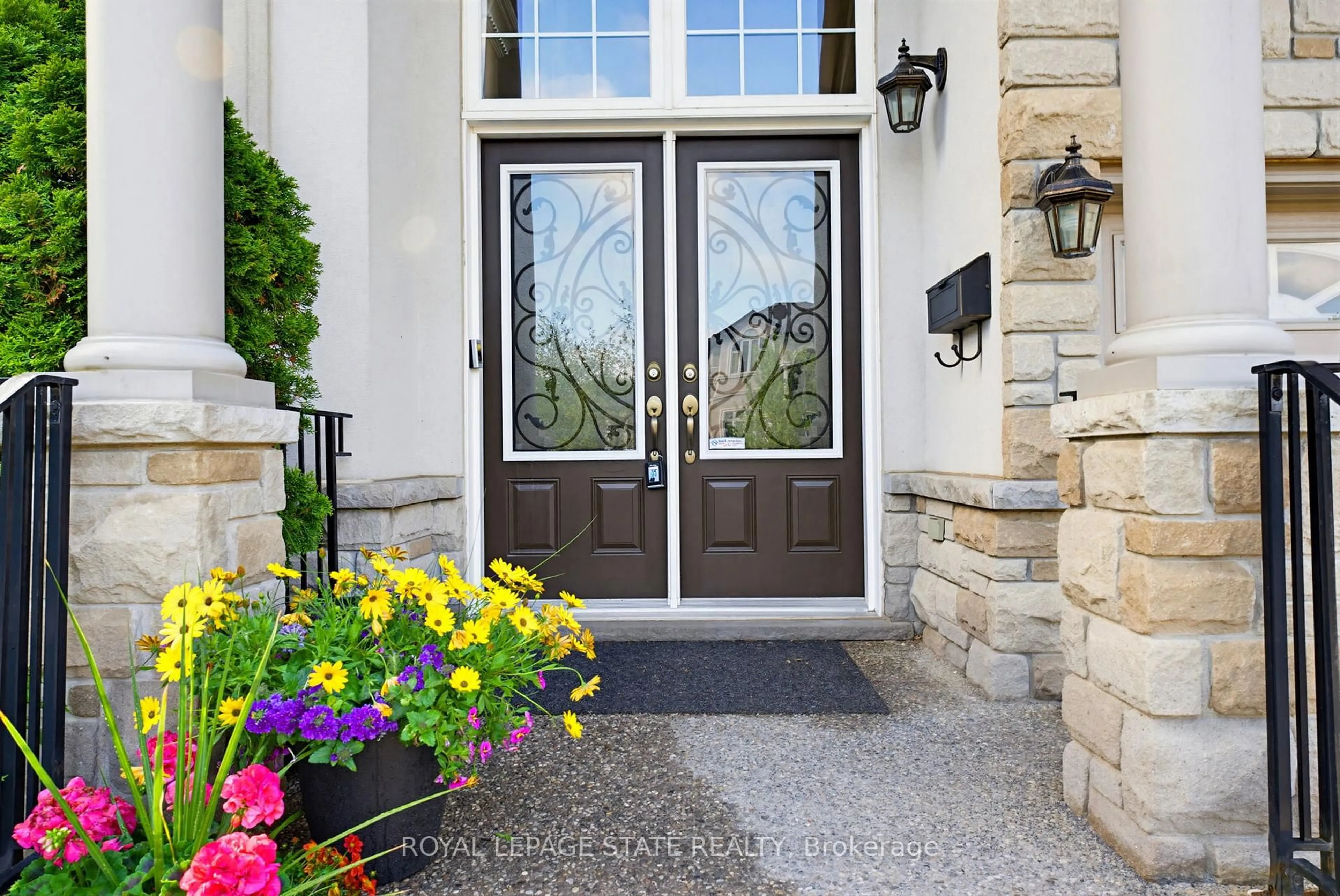 Indoor entryway for 20 Lorupe Crt, Hamilton Ontario L9G 0C8