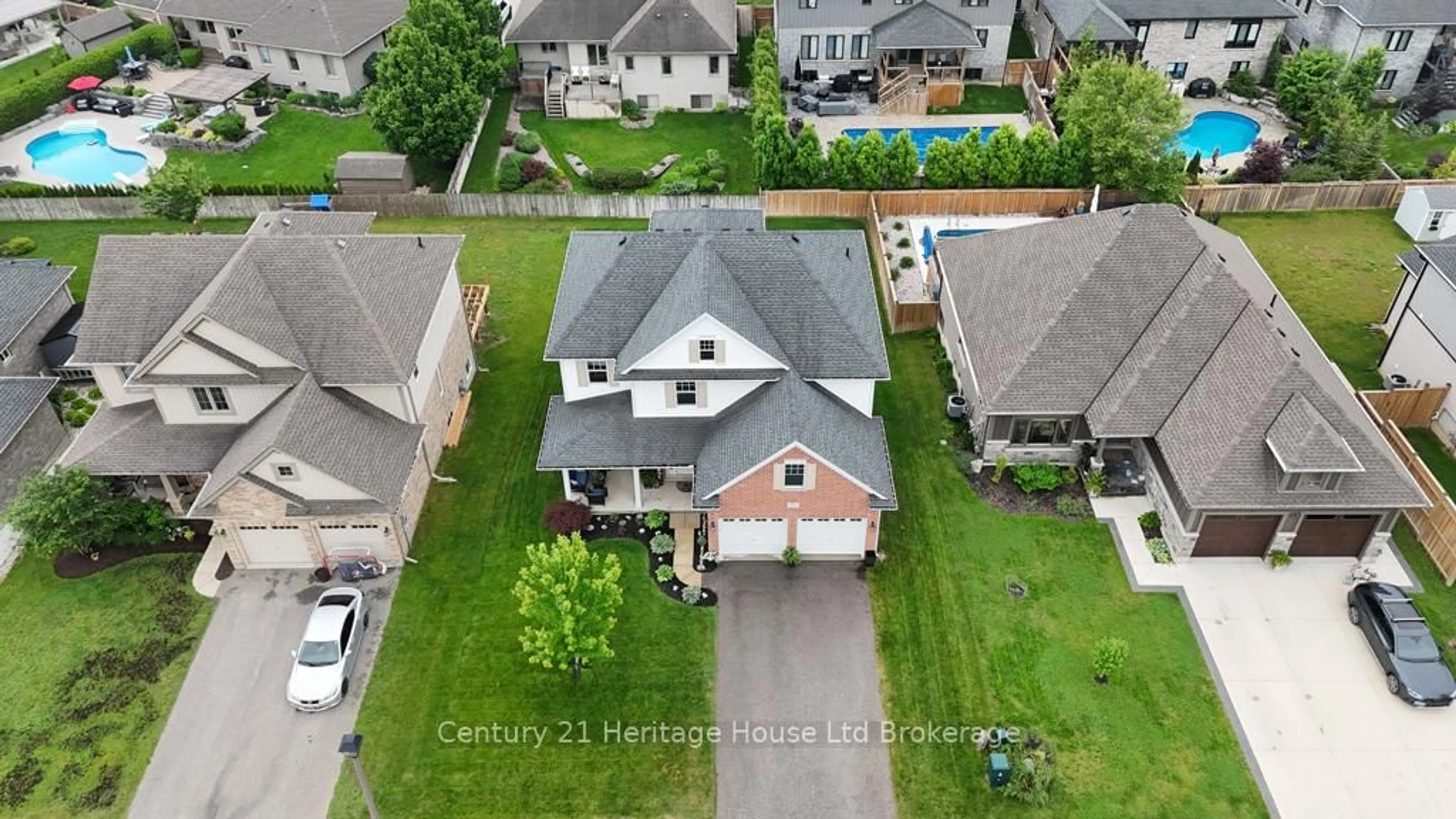 A pic from outside/outdoor area/front of a property/back of a property/a pic from drone, street for 29 Brookside Lane, Tillsonburg Ontario N4G 0A1