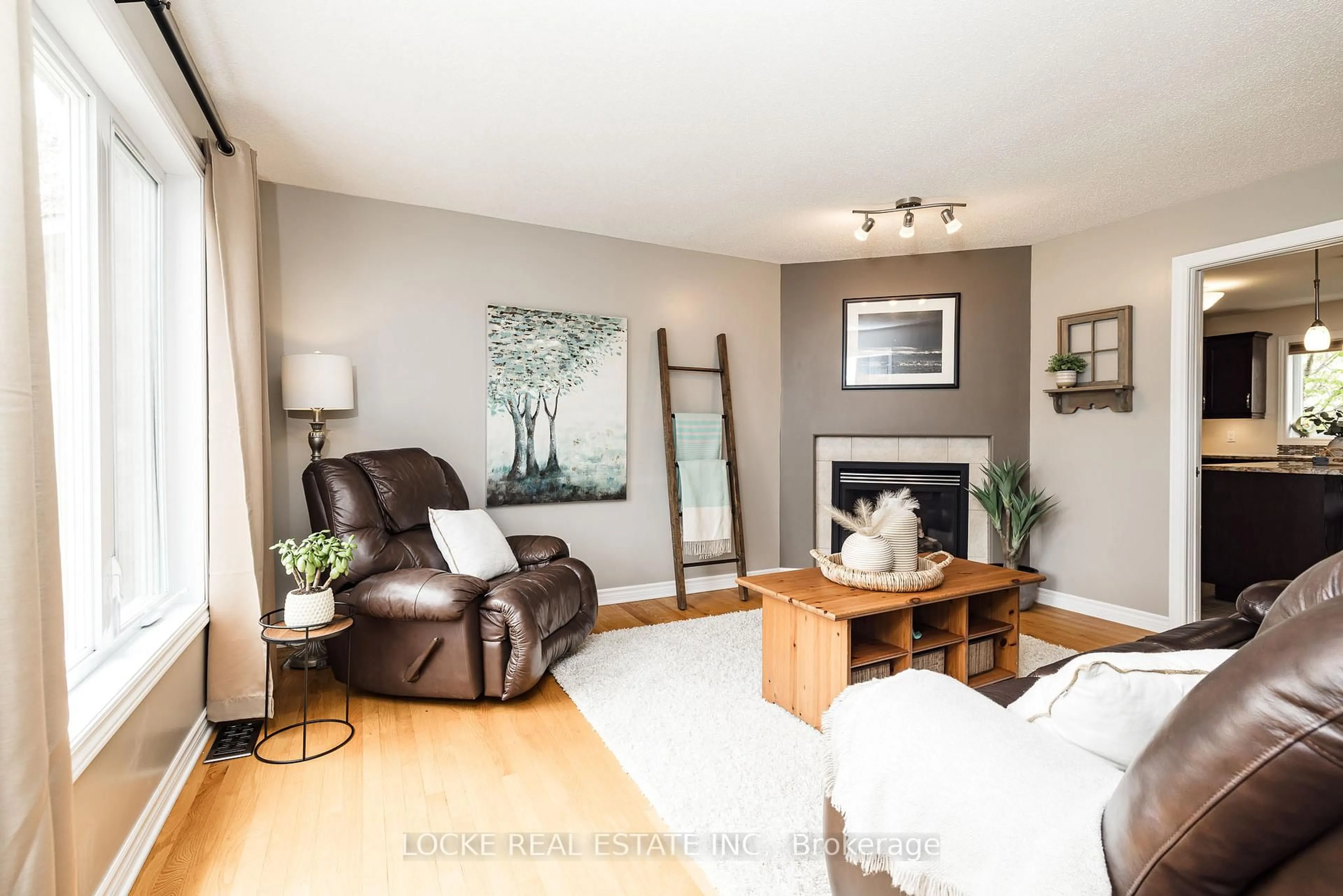 Living room with furniture, wood/laminate floor for 20 Pebblemill Lane, Russell Ontario K4R 0A8