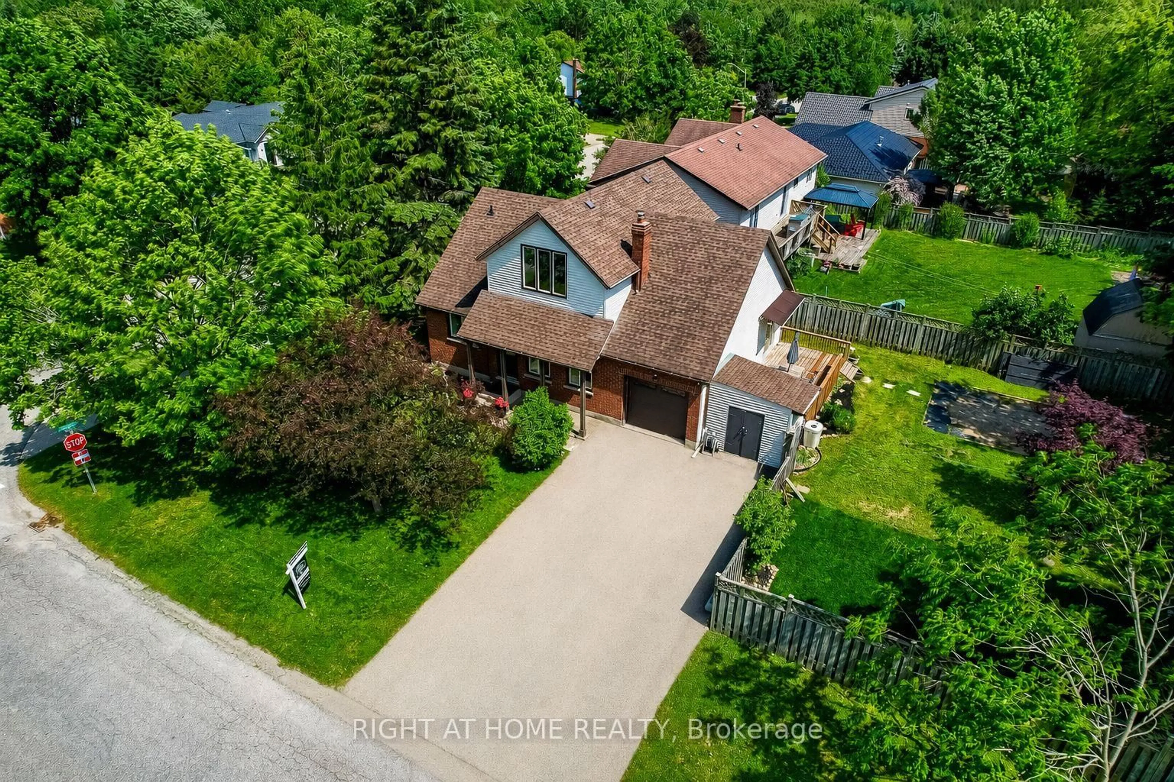 A pic from outside/outdoor area/front of a property/back of a property/a pic from drone, street for 195 Christie St, Guelph/Eramosa Ontario N0B 2K0