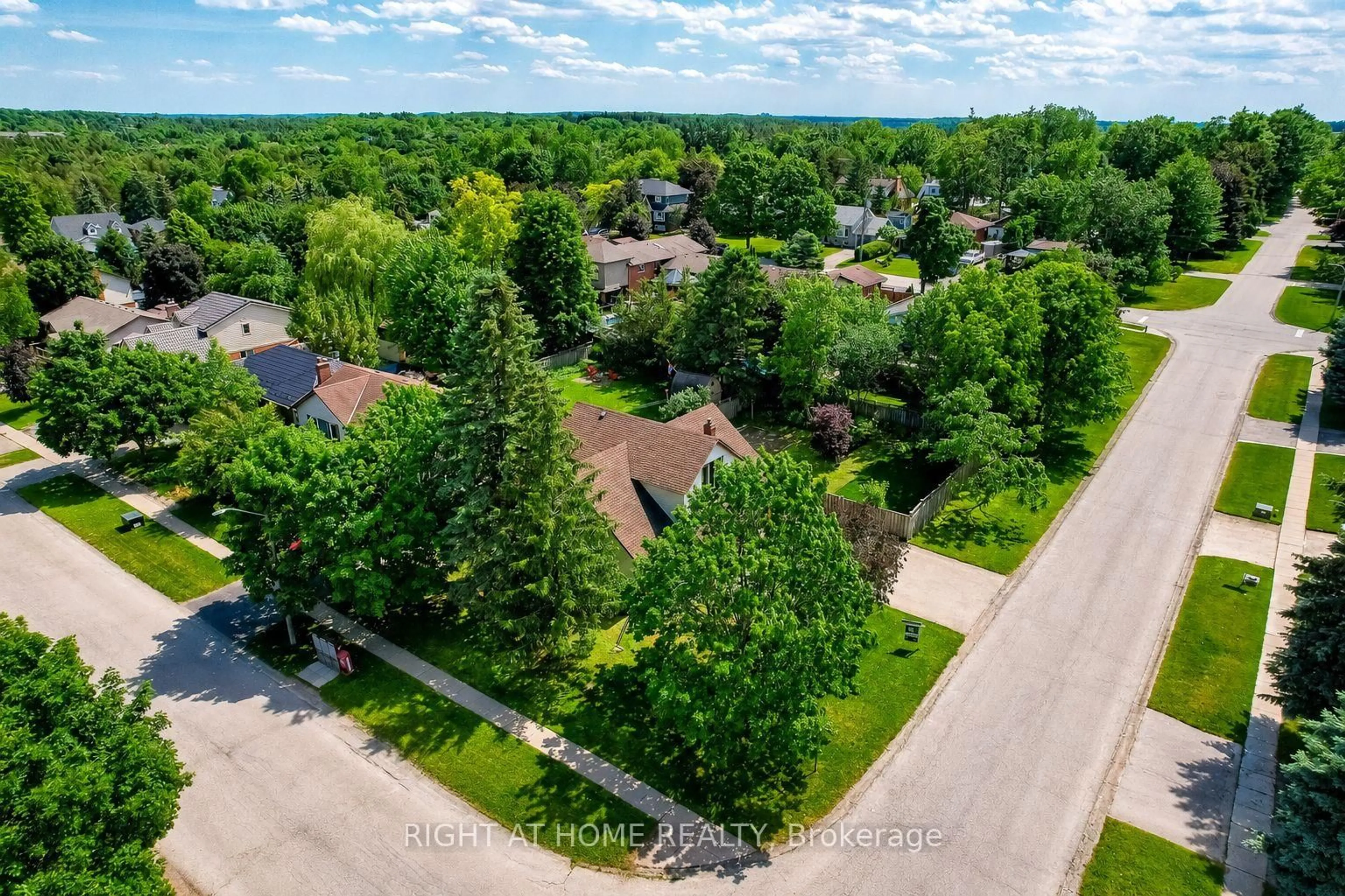 A pic from outside/outdoor area/front of a property/back of a property/a pic from drone, street for 195 Christie St, Guelph/Eramosa Ontario N0B 2K0