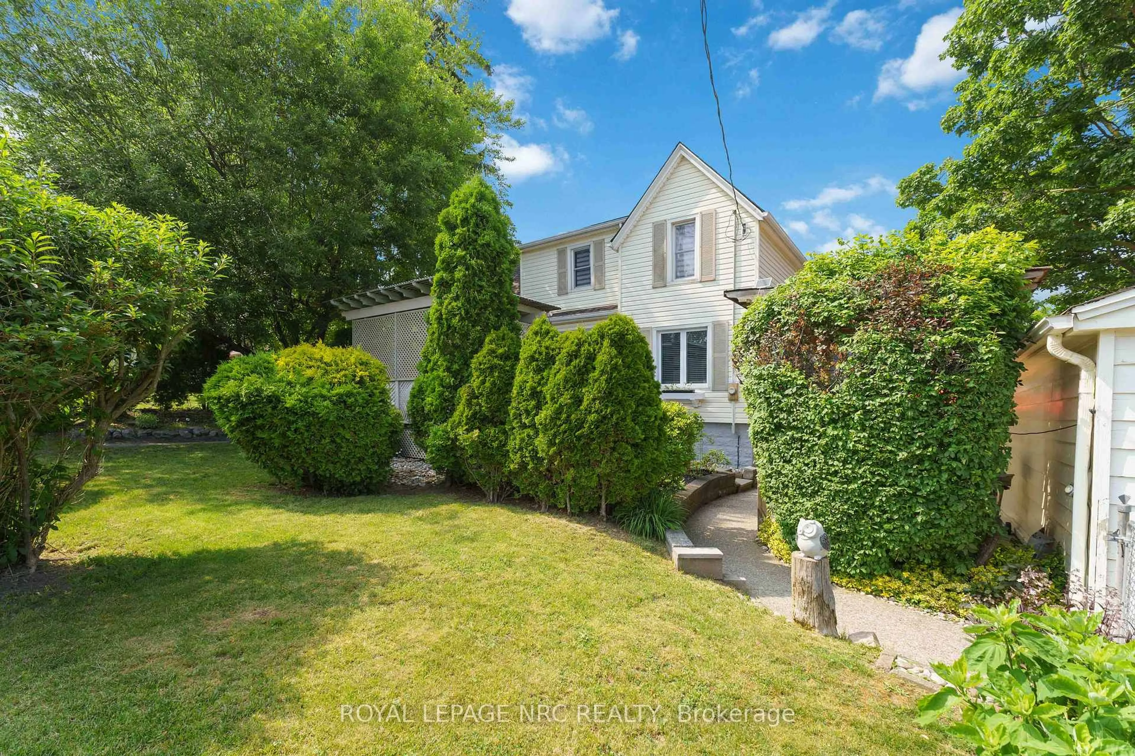 A pic from outside/outdoor area/front of a property/back of a property/a pic from drone, street for 1359 Pelham St, Pelham Ontario L0S 1E0