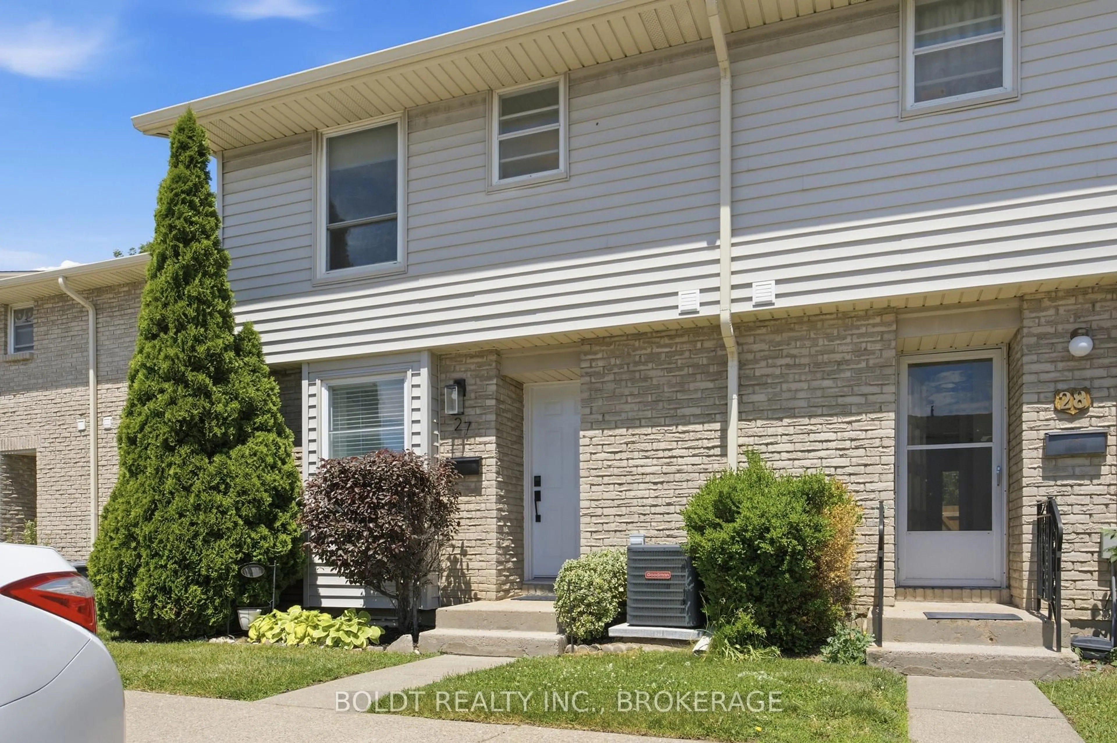 Home with vinyl exterior material, street for 242 Lakeport Rd #27, St. Catharines Ontario L2N 6V2