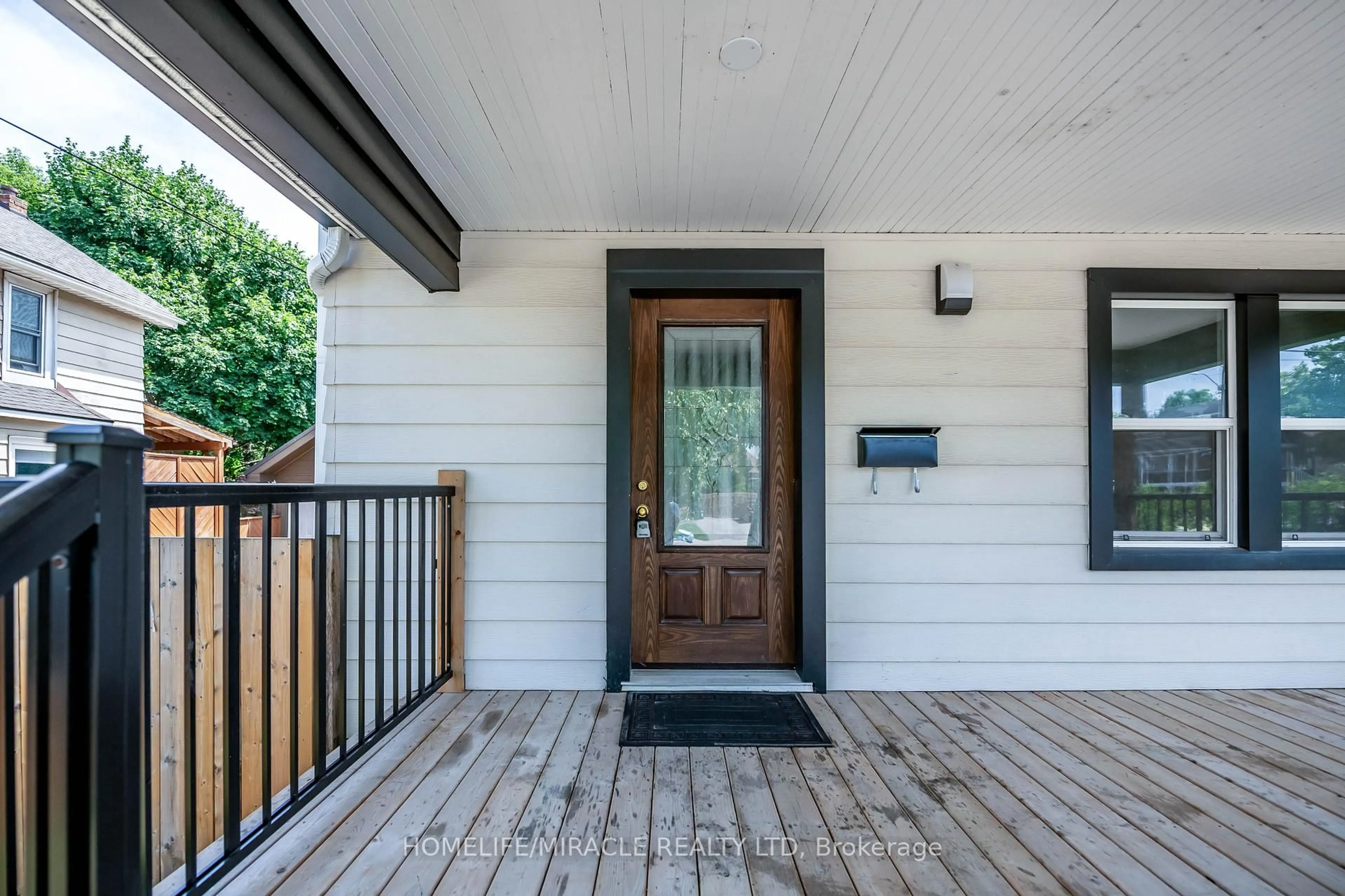 Indoor entryway for 4428 Homewood Ave, Niagara Falls Ontario L2E 4X5
