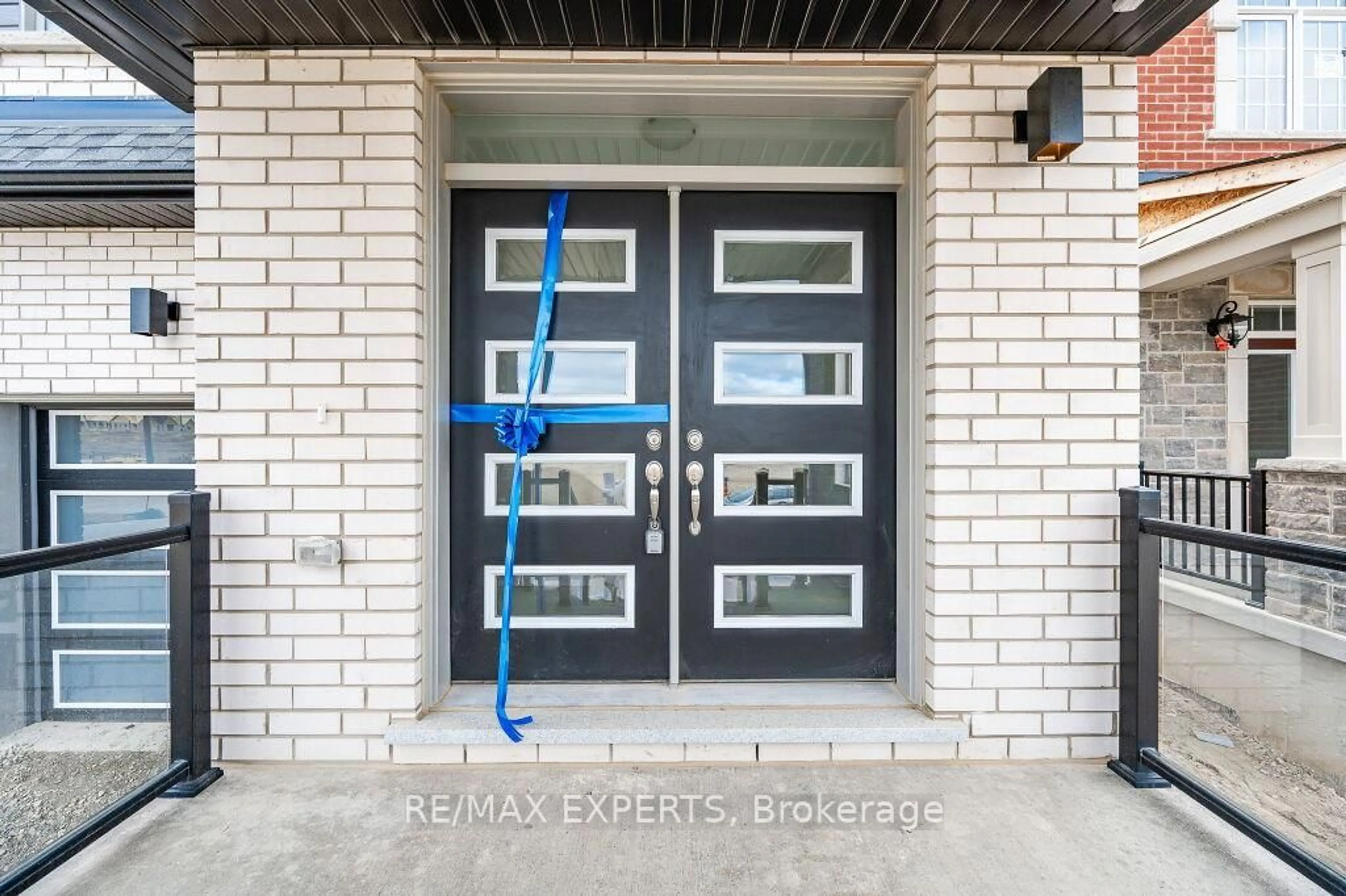 Indoor entryway for 177 Rosenberg Way, Kitchener Ontario N2R 0T2
