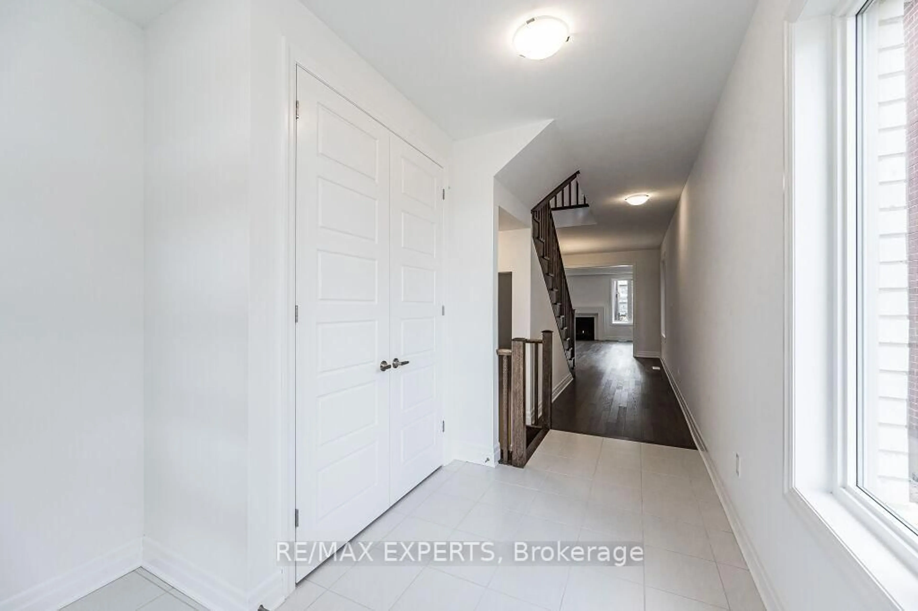 Indoor entryway for 177 Rosenberg Way, Kitchener Ontario N2R 0T2