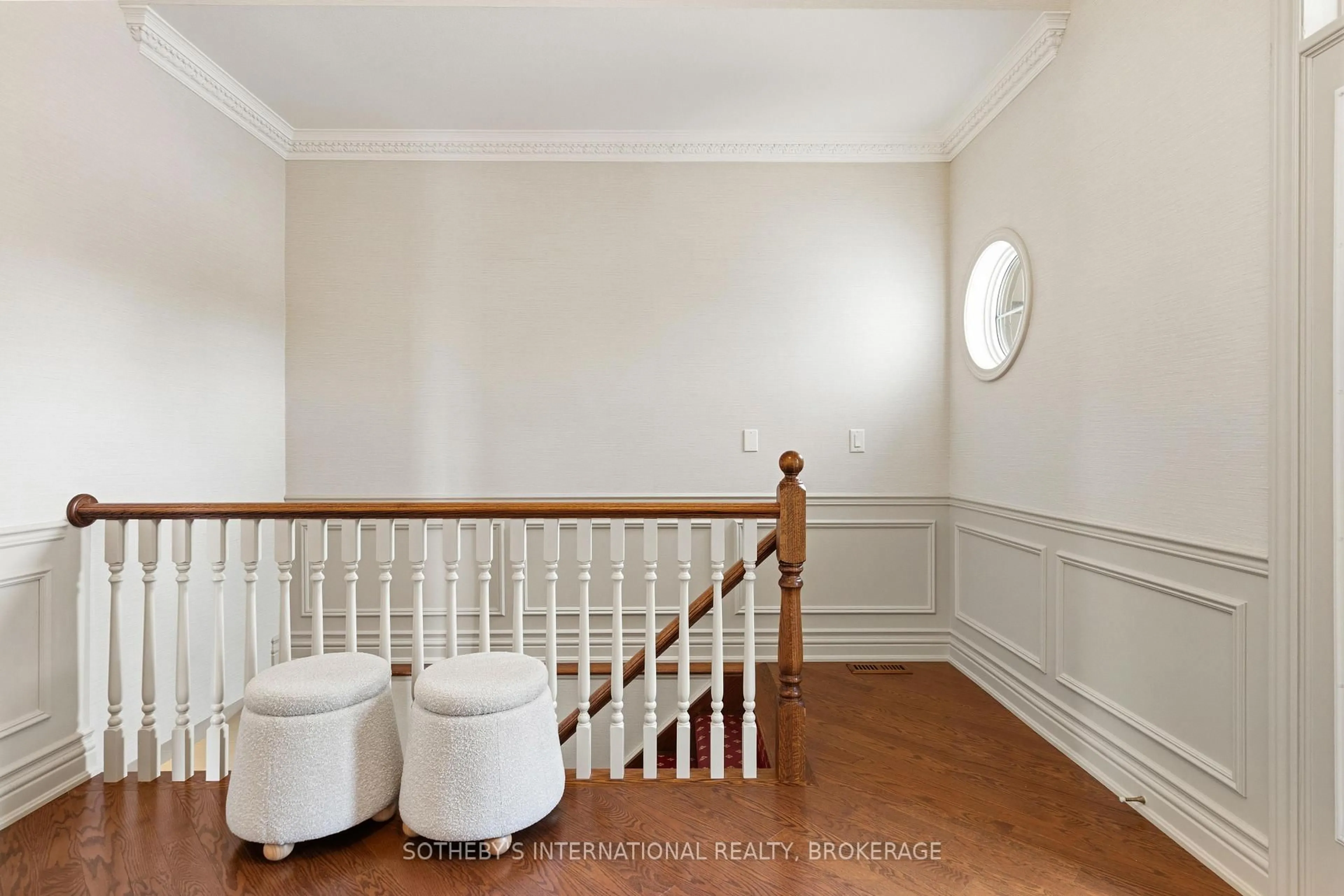 Indoor foyer for 208 Muirfield Tr, Welland Ontario L3B 6G7