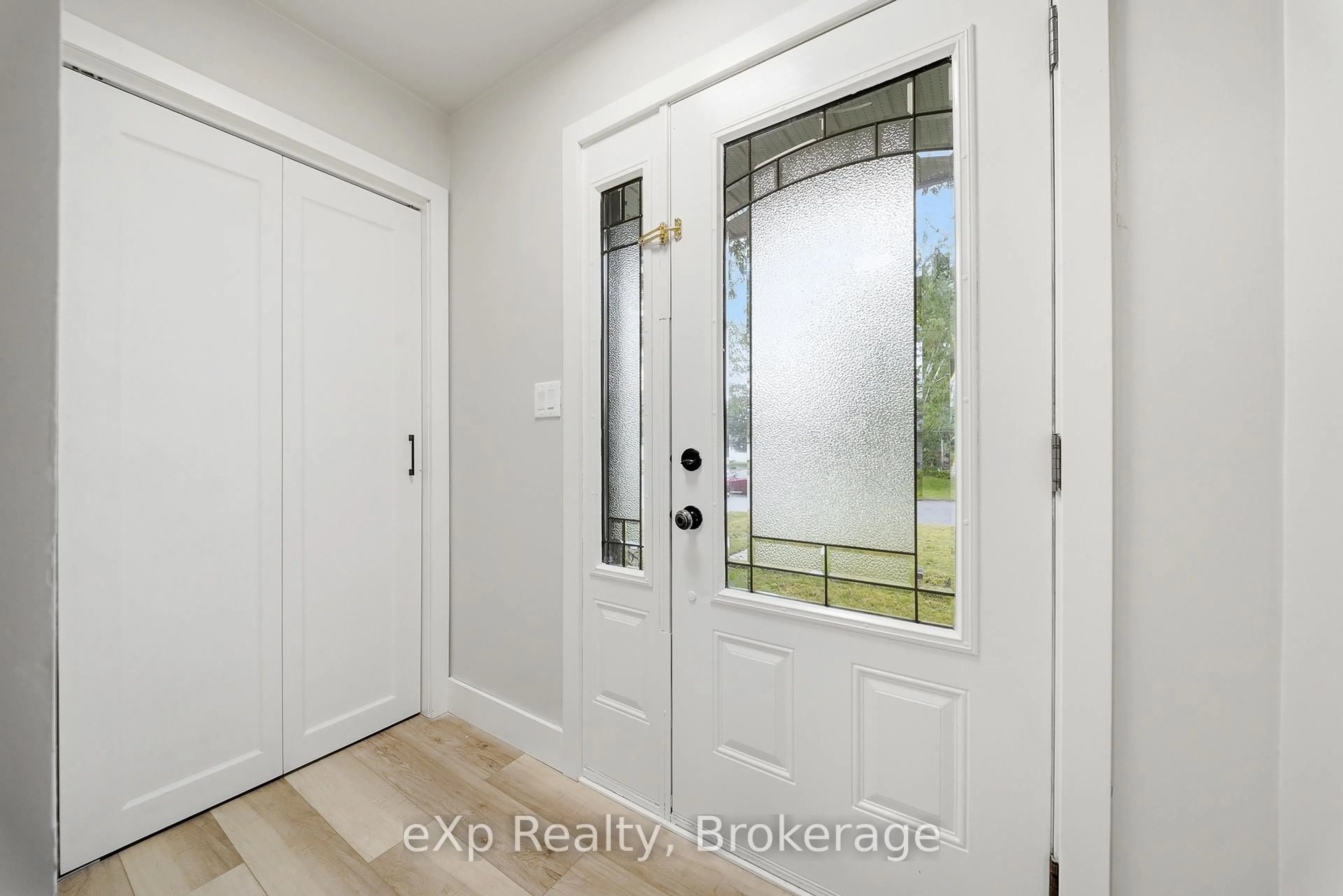 Indoor entryway for 42 Rosewood Ave, Belleville Ontario K8N 4E9
