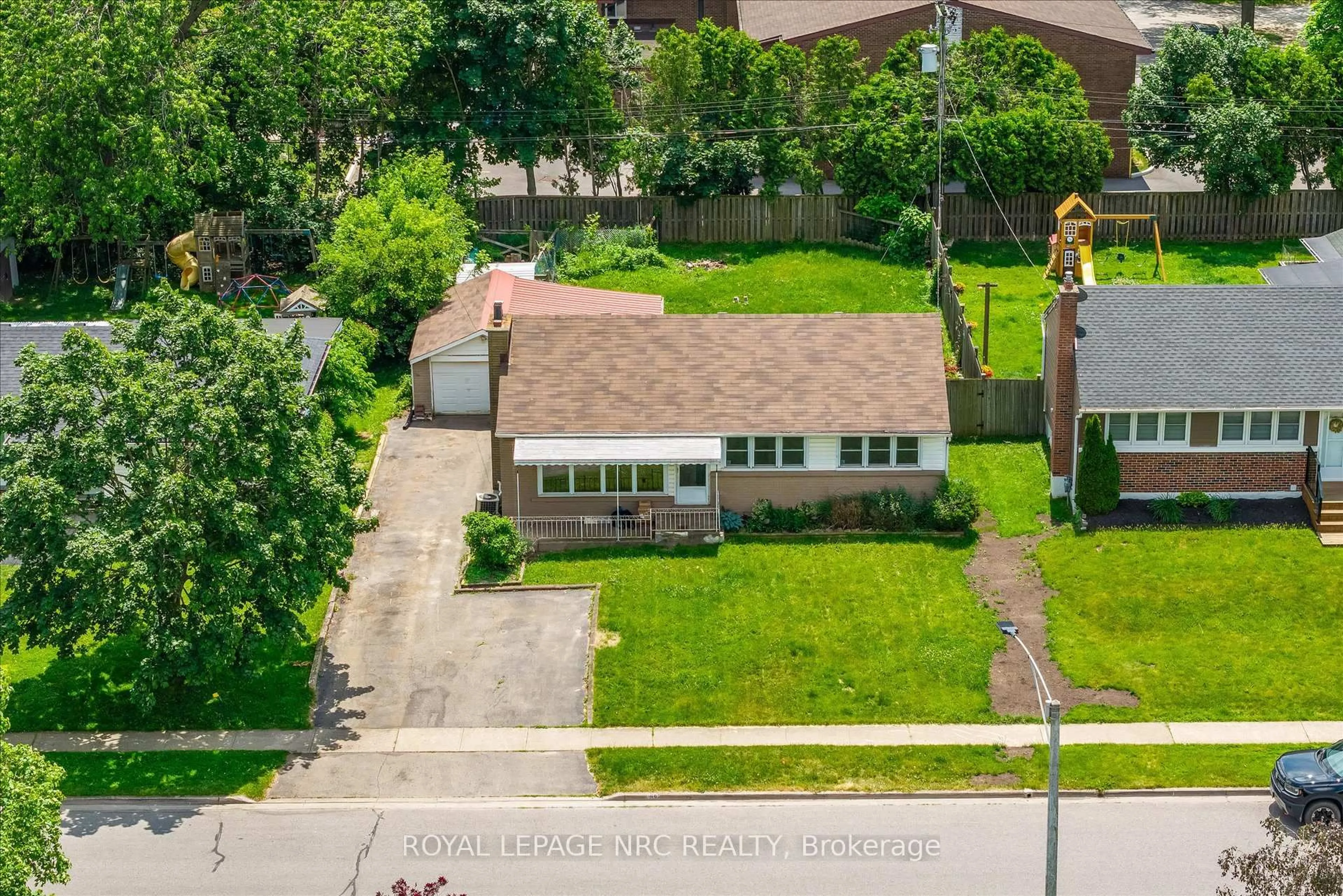 A pic from outside/outdoor area/front of a property/back of a property/a pic from drone, street for 189 Price Ave, Welland Ontario L3C 3Y7