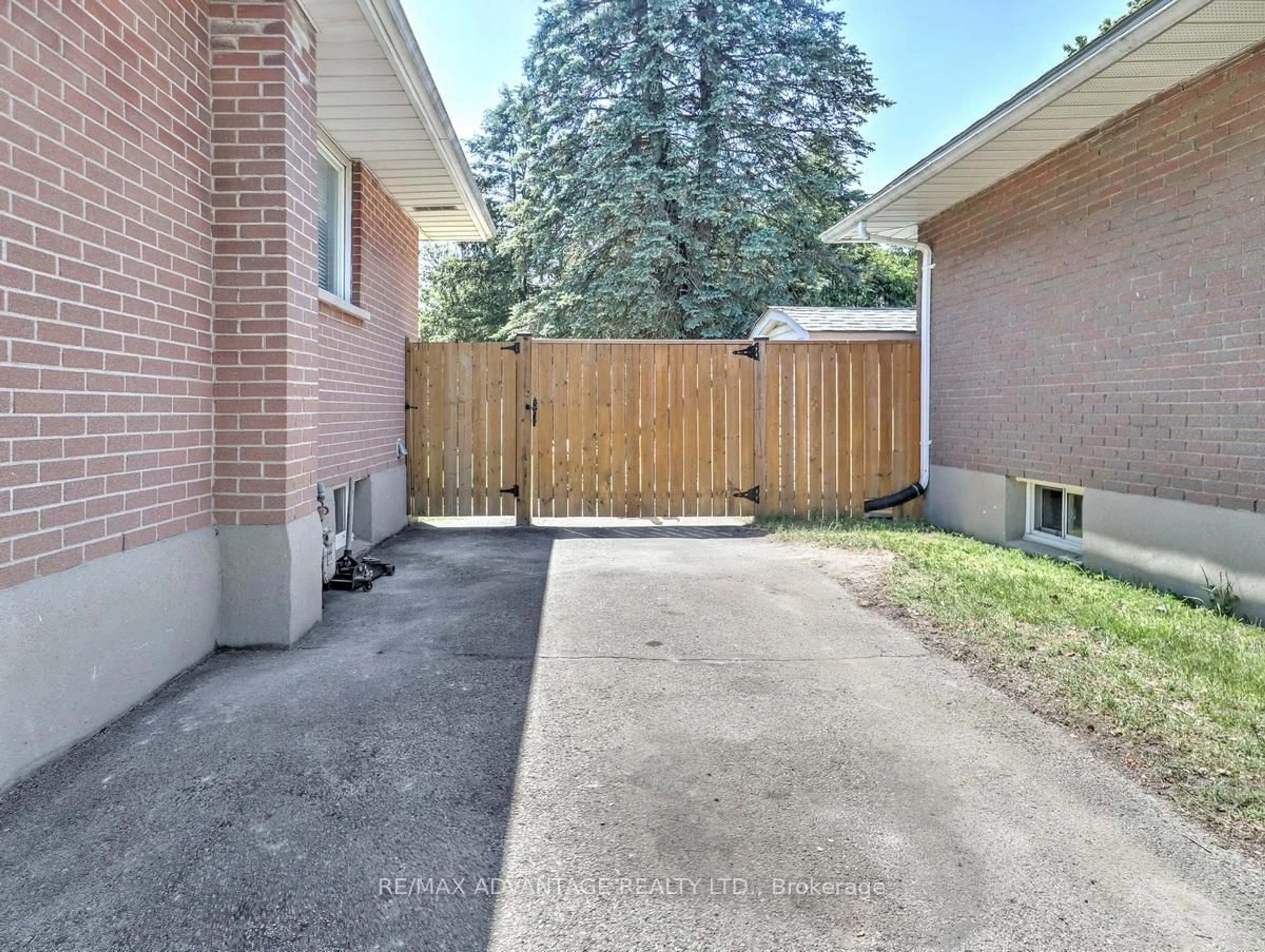 Patio, street for 63 Pawnee Cres, London East Ontario N5V 2T2