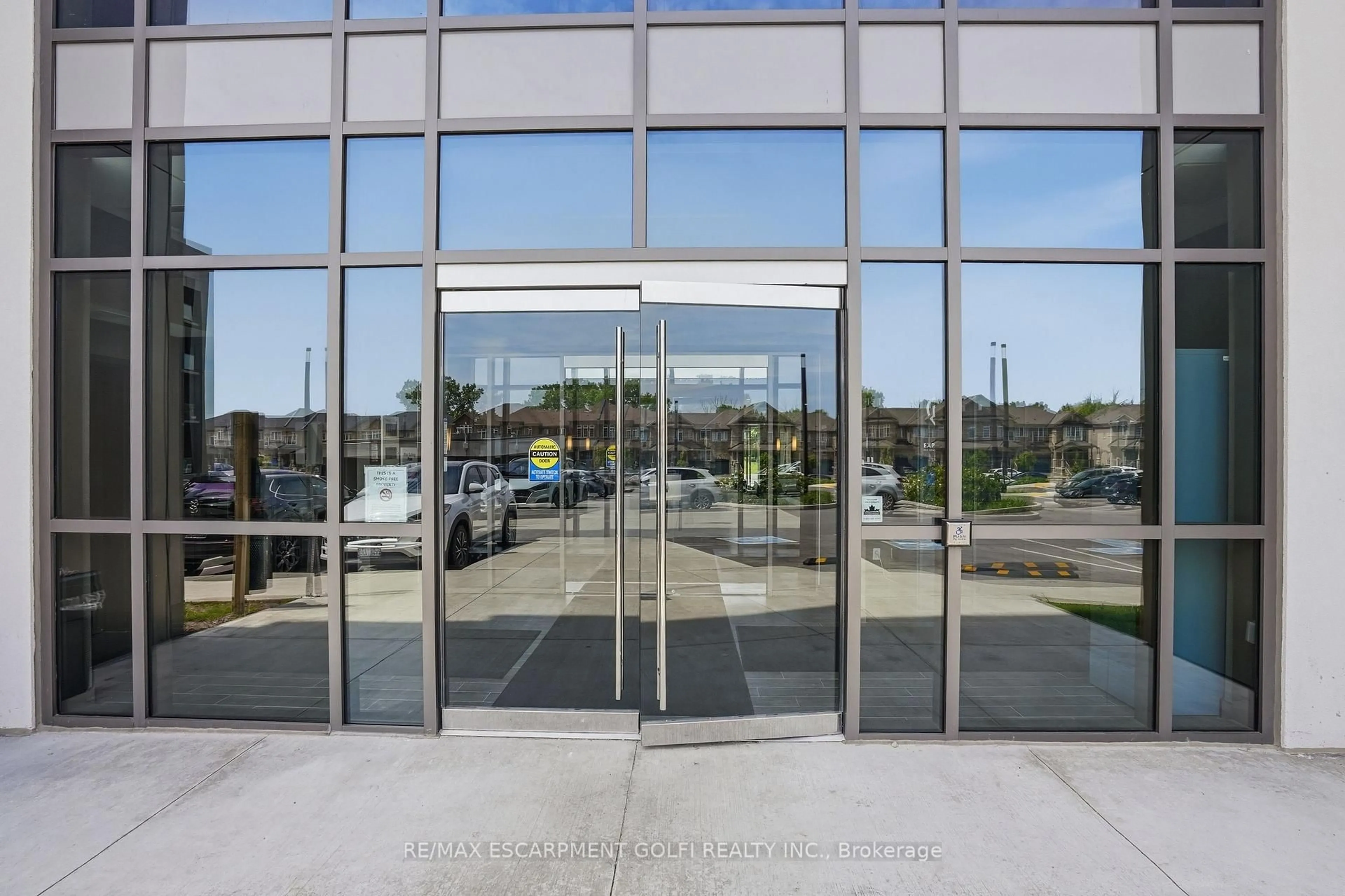 Indoor foyer for 460 Dundas St #1008, Hamilton Ontario L8B 2A5