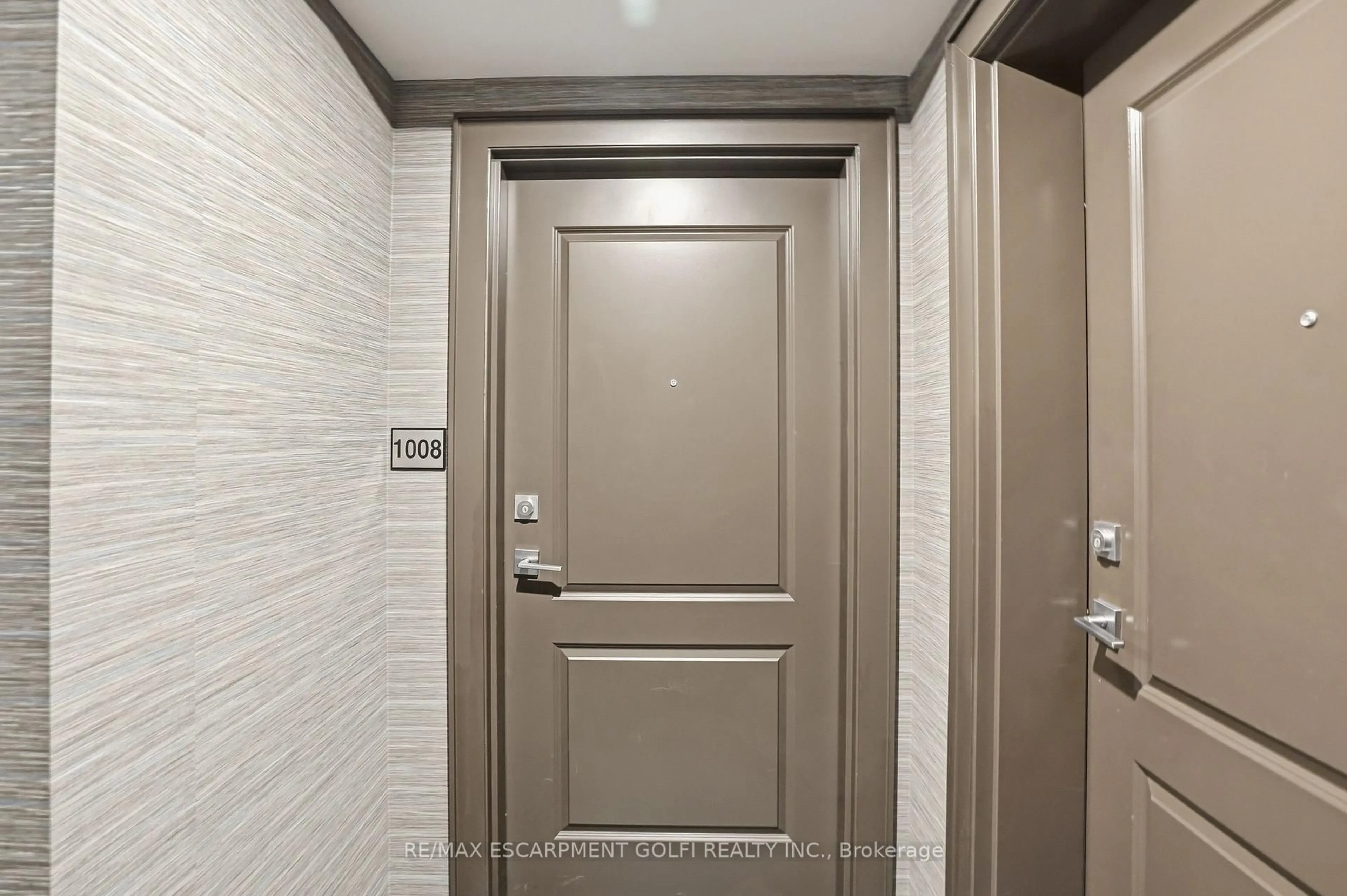 Indoor foyer for 460 Dundas St #1008, Hamilton Ontario L8B 2A5