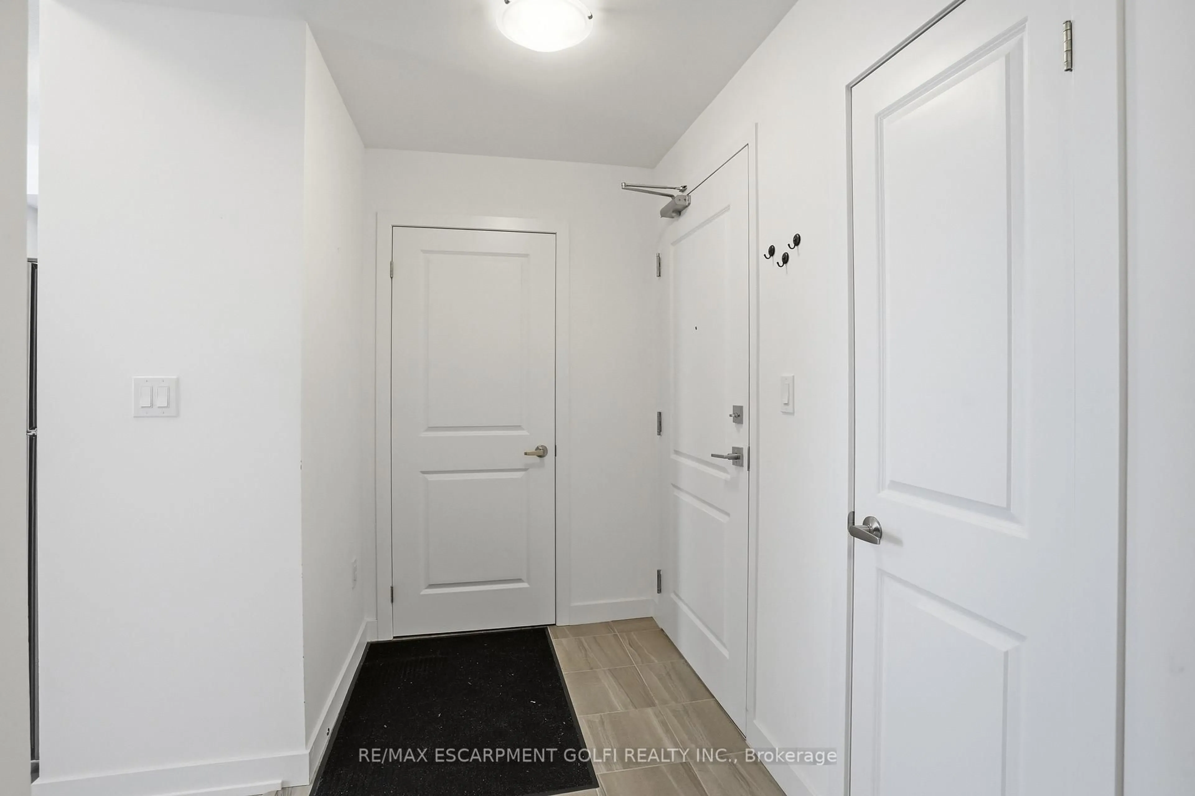 Indoor entryway for 460 Dundas St #1008, Hamilton Ontario L8B 2A5