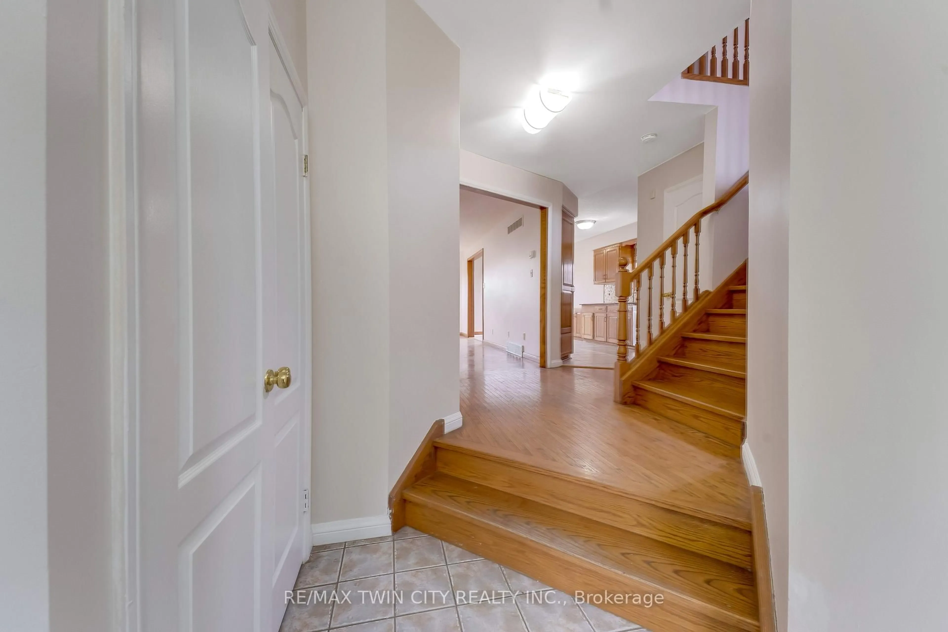 Indoor foyer for 213 Grey Fox Dr, Kitchener Ontario N2E 3N7