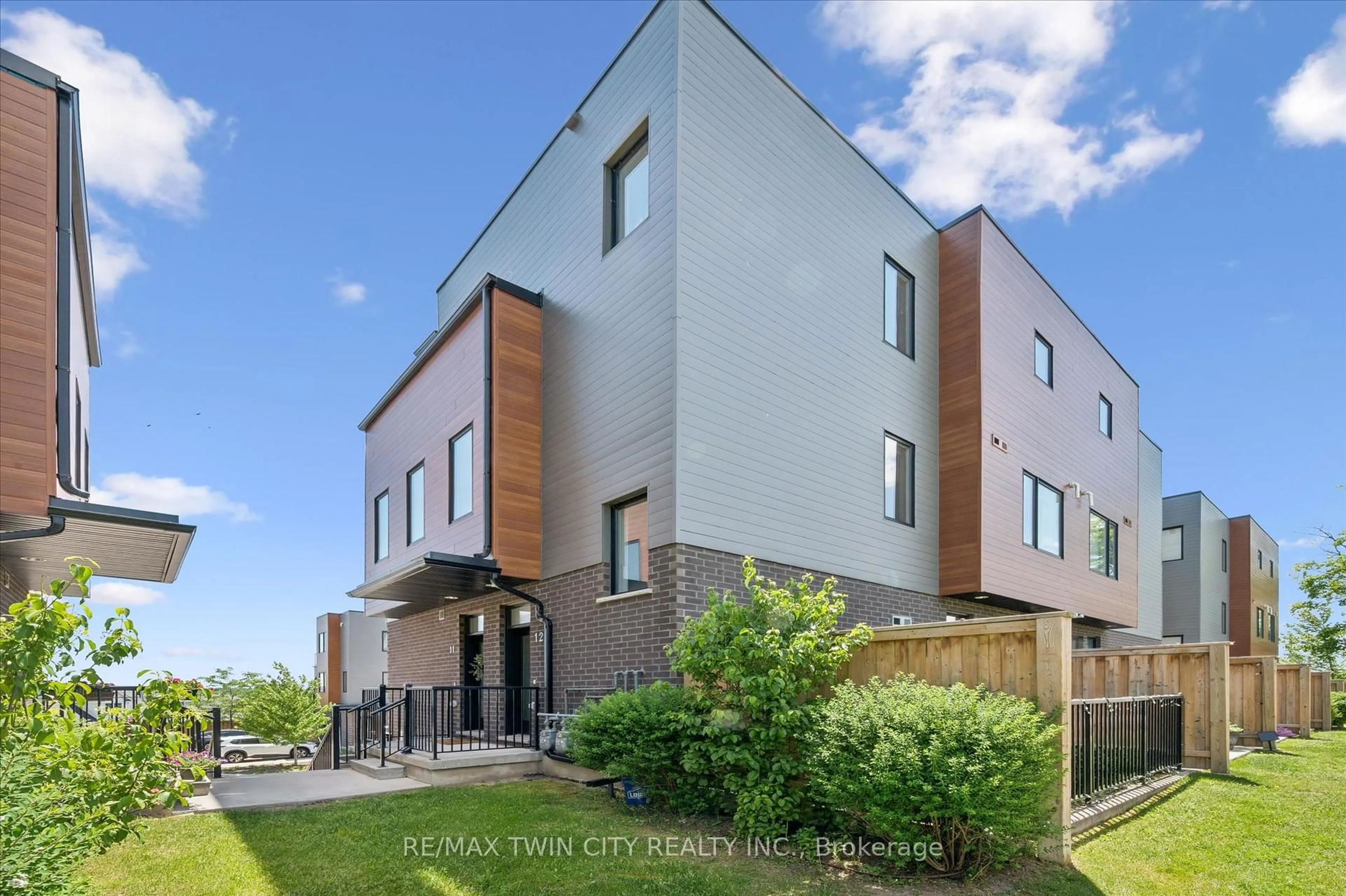 Patio, unknown for 54 Bridge St #12, Kitchener Ontario N2K 0G4