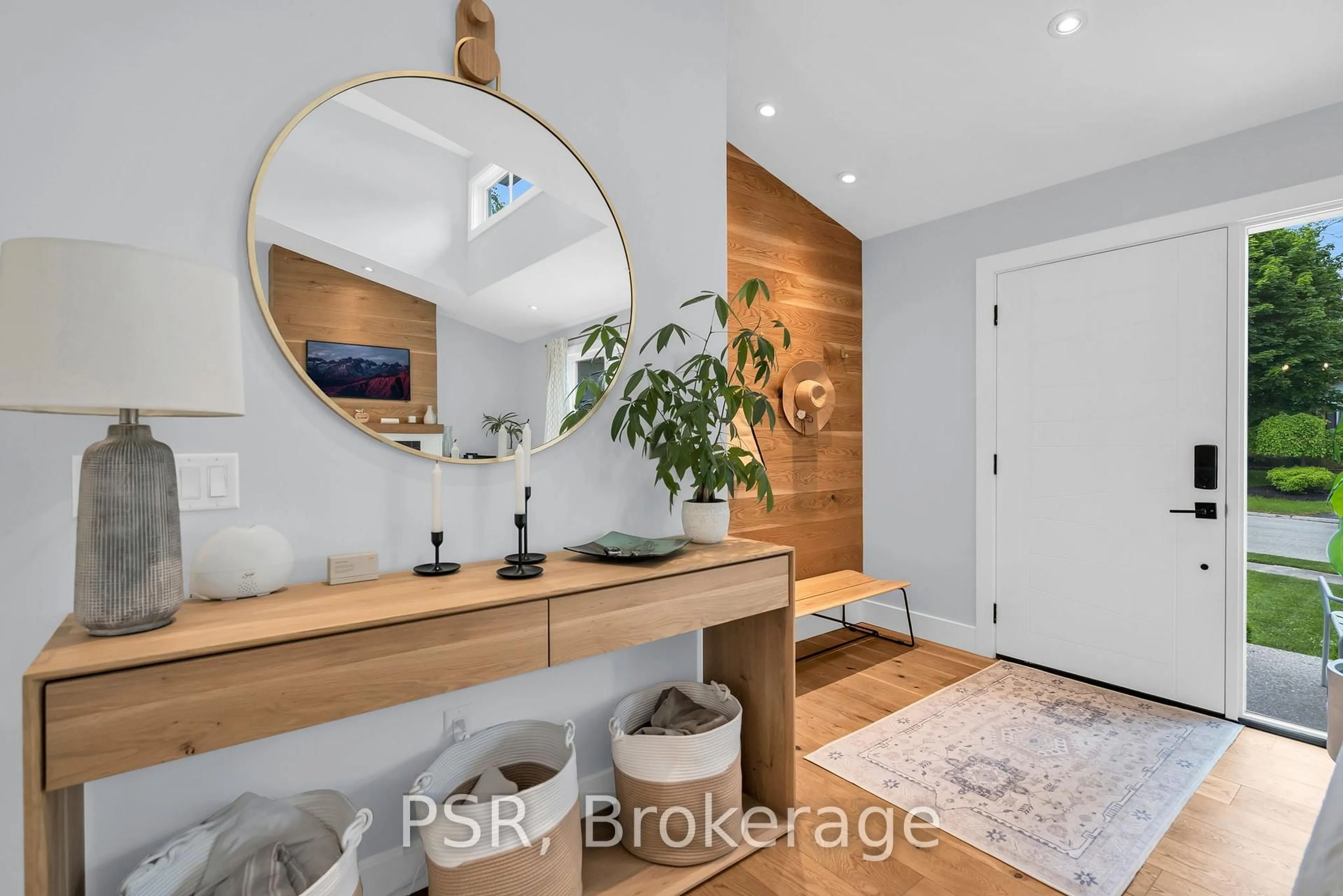 Indoor entryway for 21 Blake St, Meaford Ontario N4L 1E9