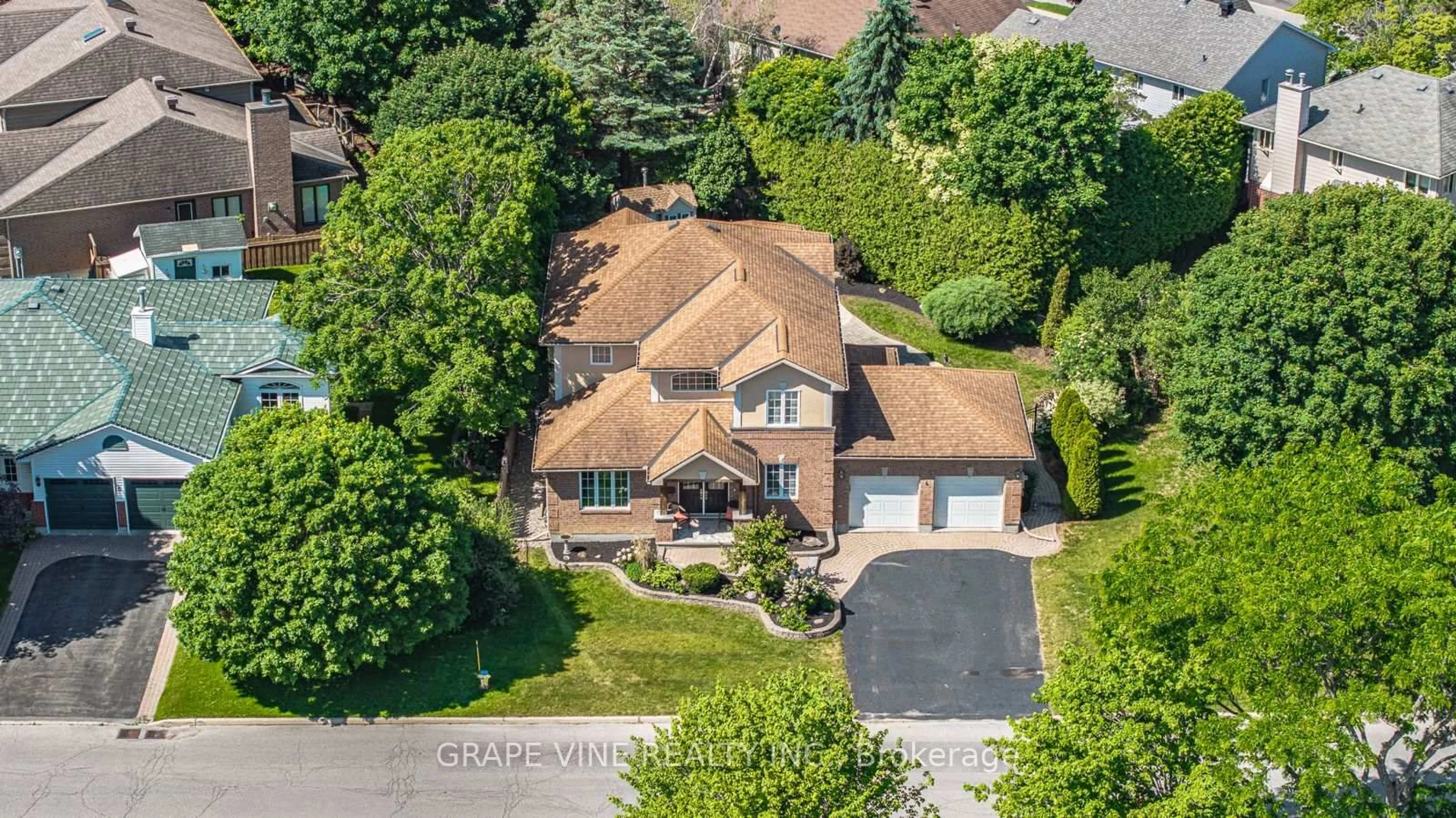 A pic from outside/outdoor area/front of a property/back of a property/a pic from drone, street for 4 Carbery Dr, Stittsville Ontario K2S 1E3