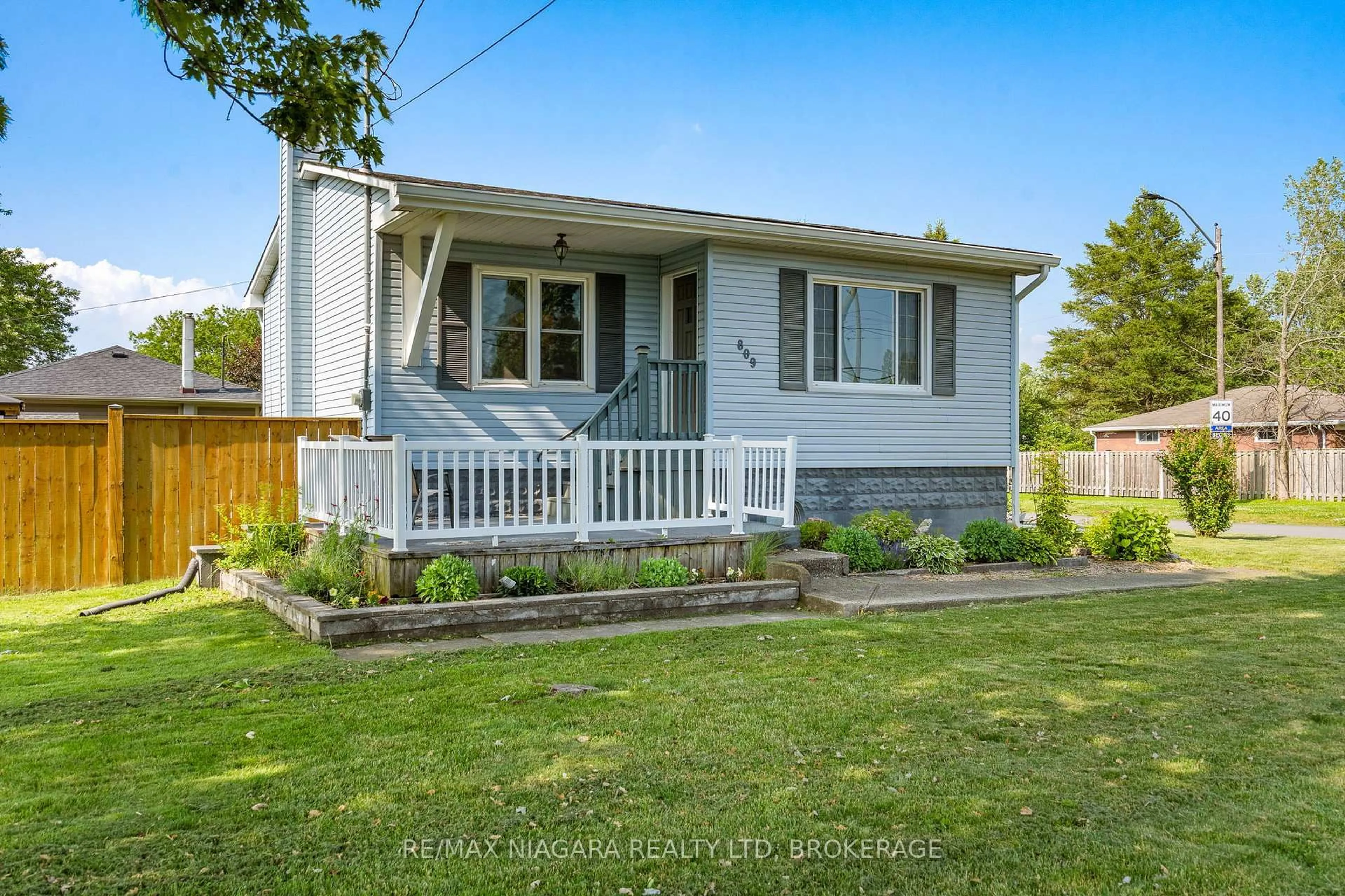 Home with vinyl exterior material, street for 809 Broadway Ave, Welland Ontario L3C 5M9