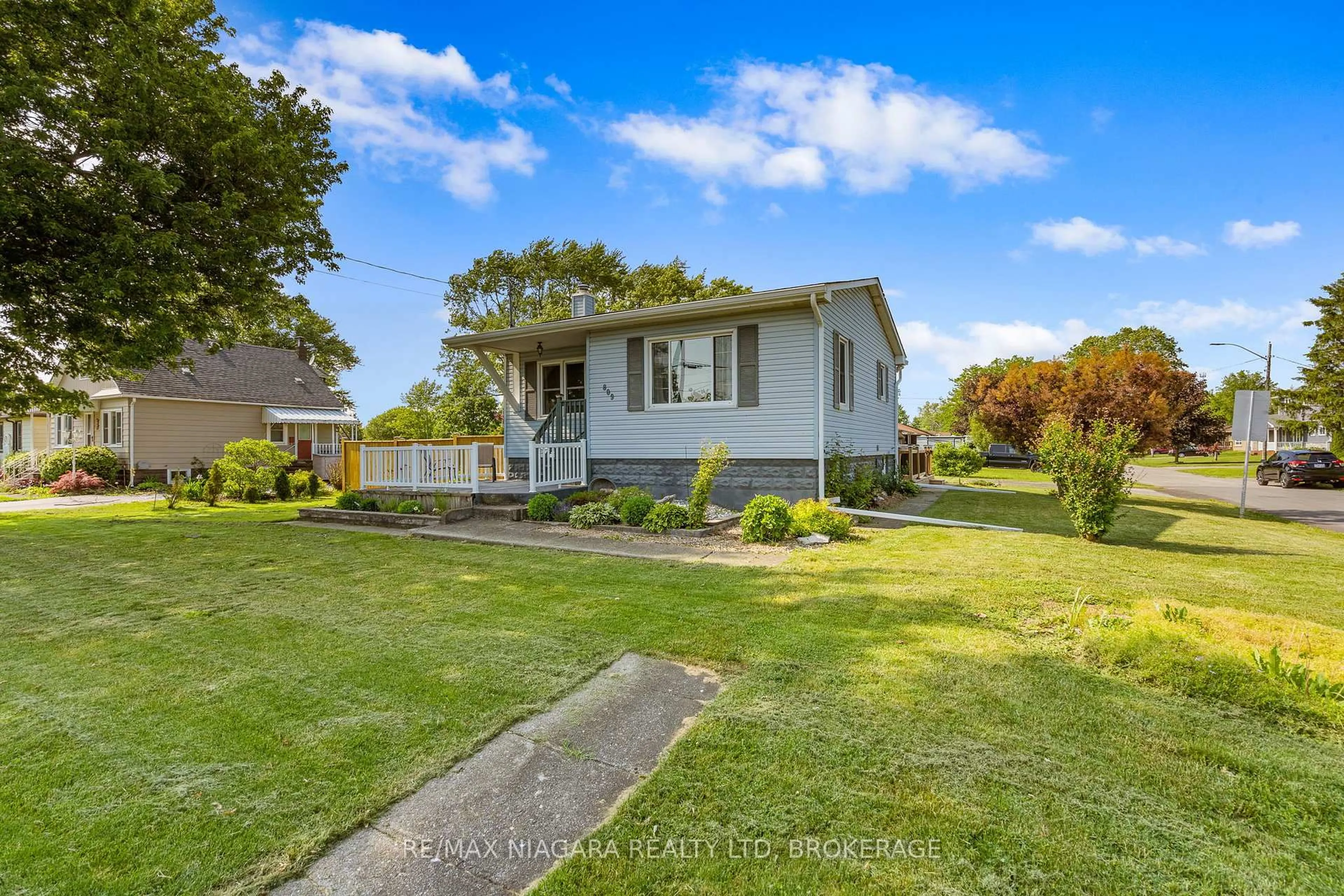 A pic from outside/outdoor area/front of a property/back of a property/a pic from drone, water/lake/river/ocean view for 809 Broadway Ave, Welland Ontario L3C 5M9