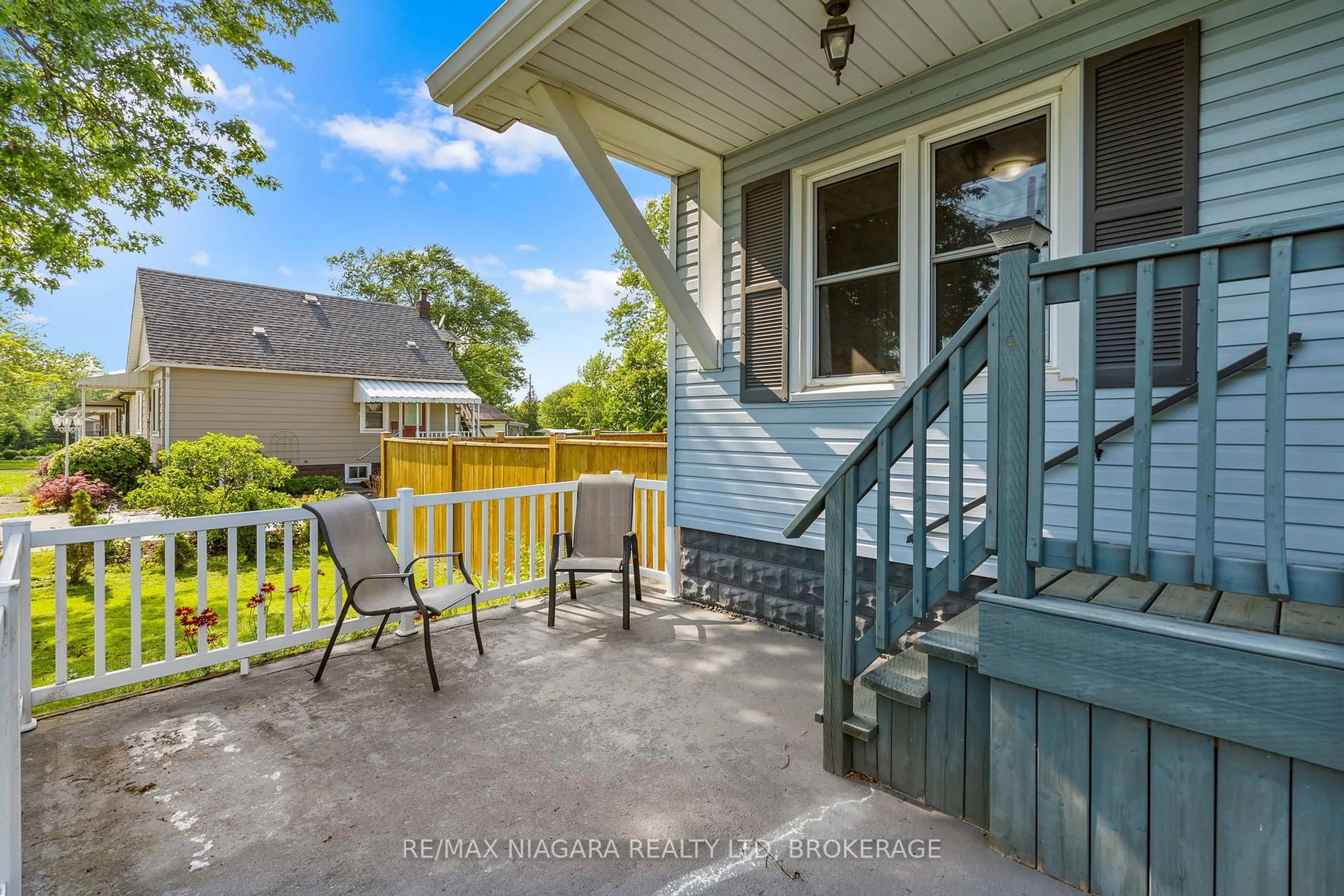 Patio, street for 809 Broadway Ave, Welland Ontario L3C 5M9