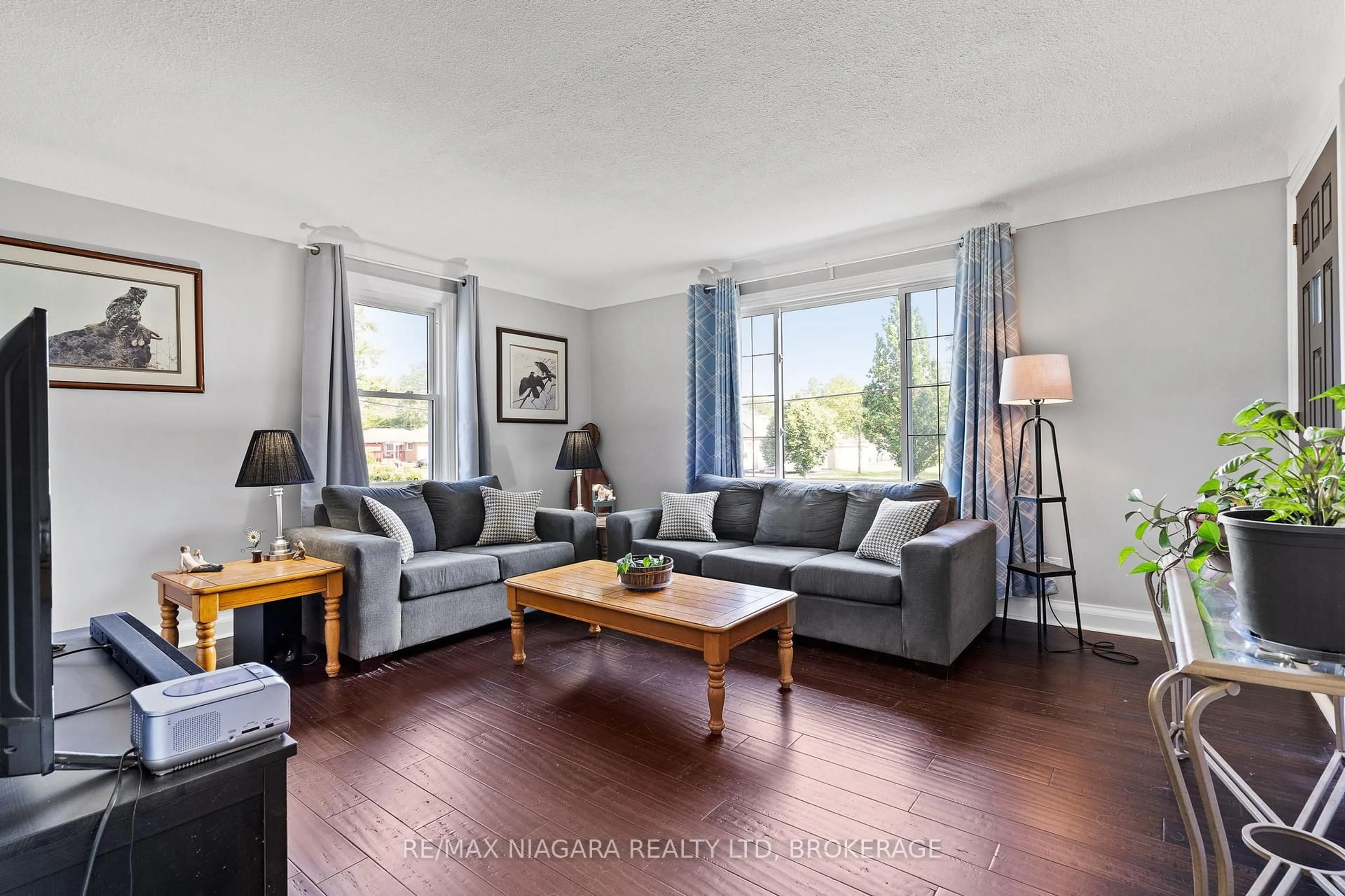 Living room with furniture, wood/laminate floor for 809 Broadway Ave, Welland Ontario L3C 5M9