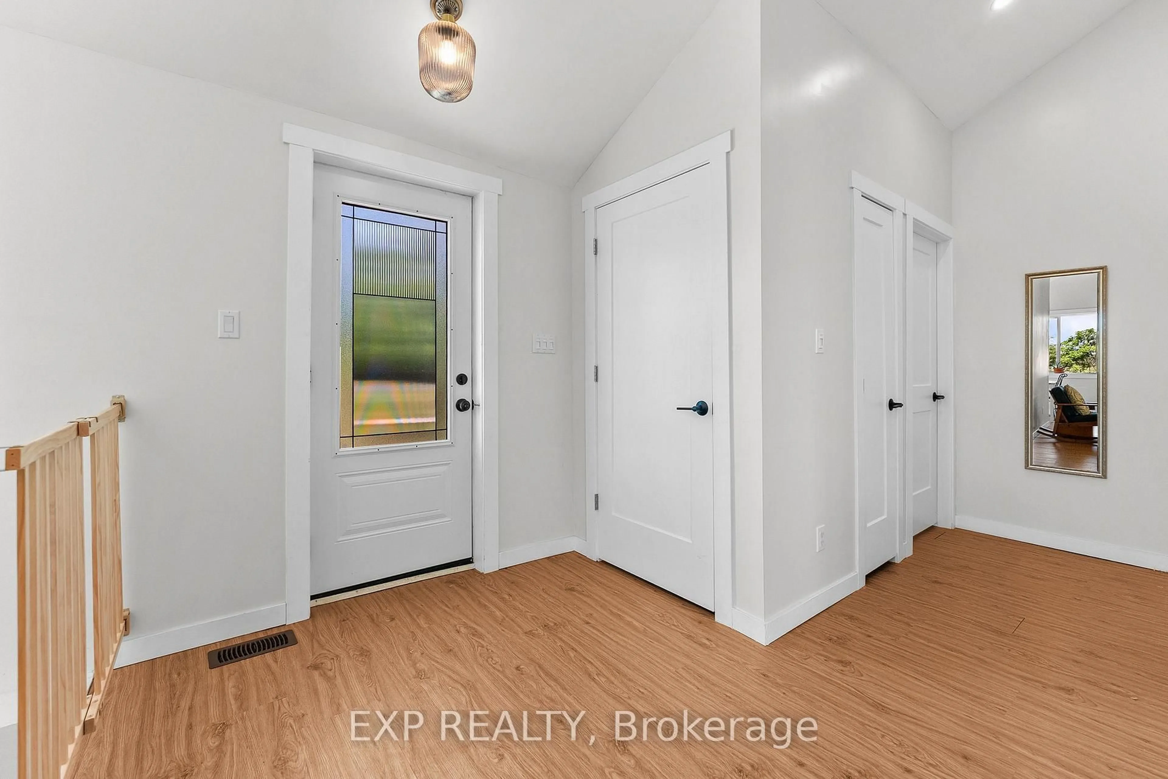 Indoor entryway for 1511 Queens Line, Cobden Ontario K0J 1K0