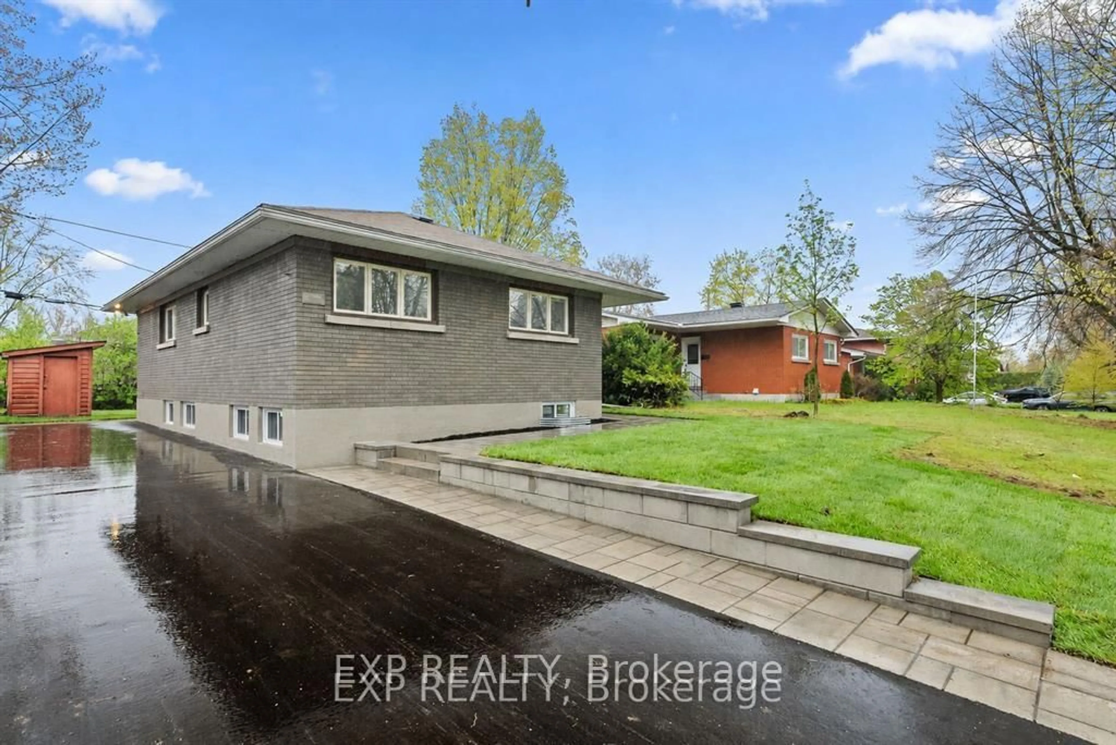 A pic from outside/outdoor area/front of a property/back of a property/a pic from drone, street for 2393 Sheldon Ave, Ottawa Ontario K2C 1K4